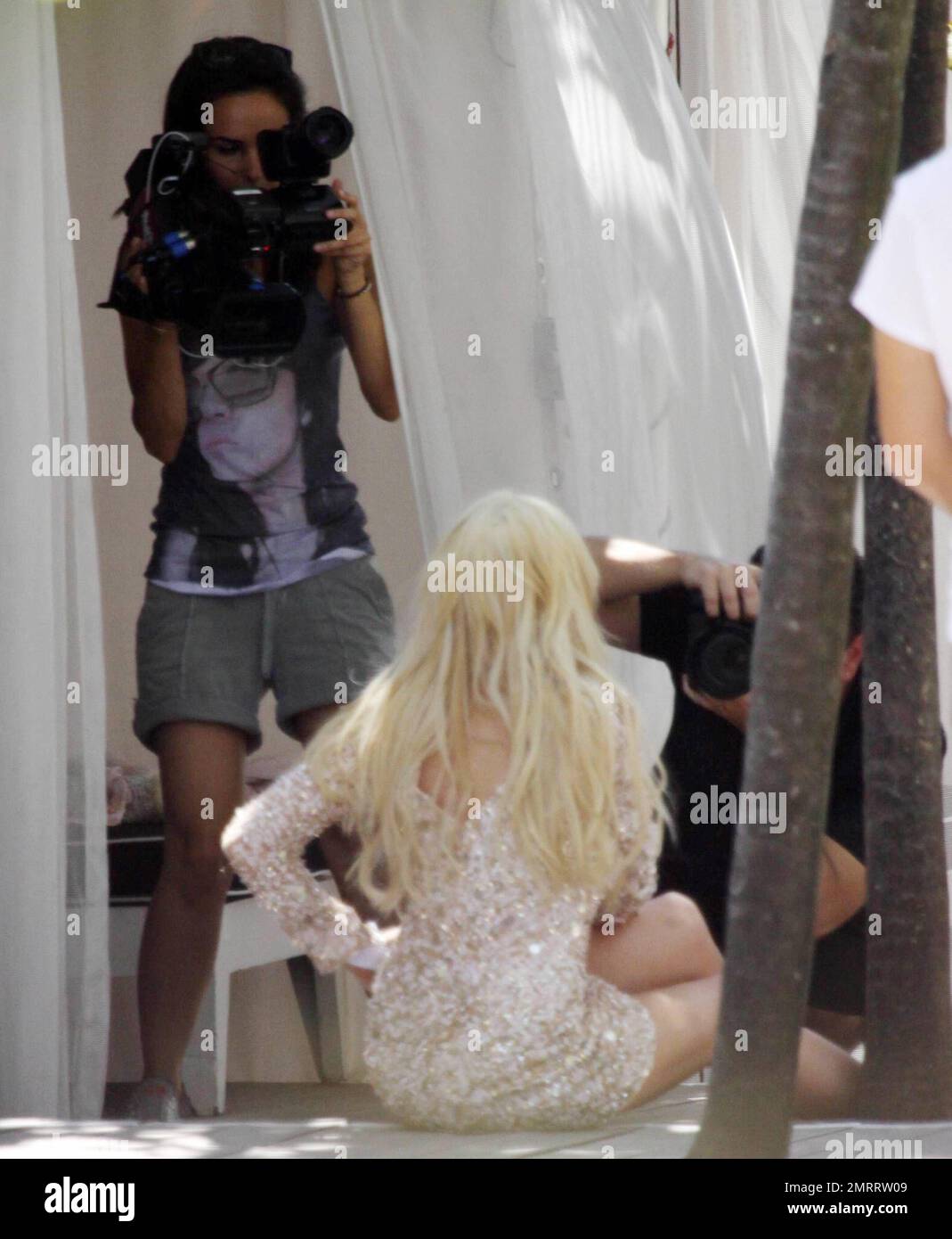 Lindsay Lohan a quelques changements de garde-robe car elle fait une séance photo sur le toit et à côté de la piscine d'un hôtel de Miami Beach pour Plum TV. Le tournage de Lohan est d'aller à côté d'une interview pour le spectacle qui doit sortir sur 15 juin, la veille des rapports disent que Lohan devra se rendre aux autorités. Miami Beach, FL 5/21/11 Banque D'Images