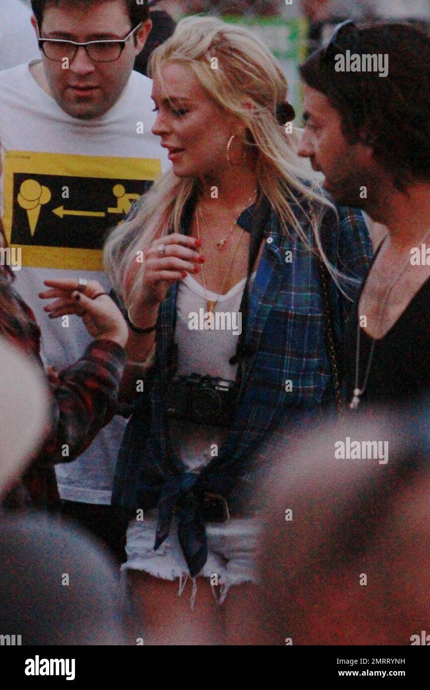 EXCLUSIF !! Dans une paire de shorts en denim de coupure et une actrice en tissu écossais, Lindsay Lohan, obstrue l'entrée de la zone VIP en essayant de sortir dans le mauvais sens. La sécurité a fait son retour et sa sortie au bon point. Indio, Californie 04/17/11. Banque D'Images