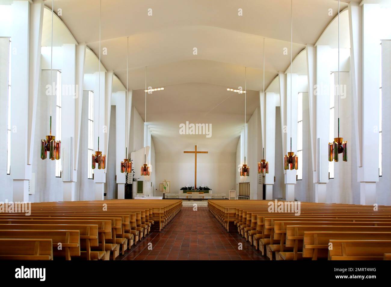 Lakeuden Risti est une église de la cathédrale qui peut accueillir 1200 personnes, et Alvar Aalto a également conçu l'intérieur. Les bancs sont de pin. Seinajoki, Finlande. Banque D'Images