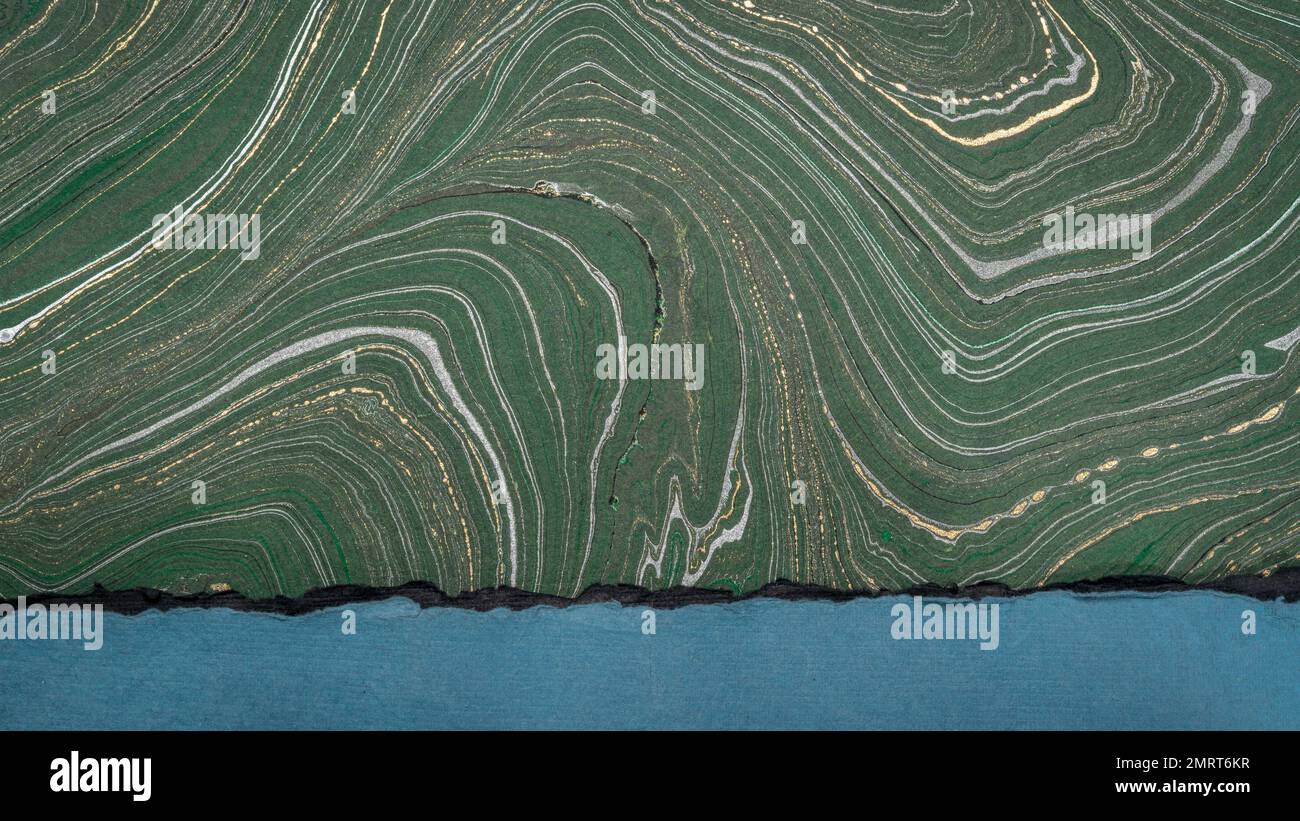 paysage de fantaisie en vert et bleu créé avec des papiers marbré et chiffon Banque D'Images