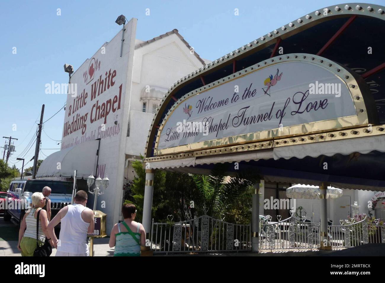 Exclusif !! La chapelle Little White Weddding de Las Vegas a accueilli quelques-uns des mariages de célébrités les plus connus, notamment : Mickey Rooney, Sally Jesse Raphael, Judy Garland, Britney Spears et Jason Allen Alexander (2004), Michael Jordan et Juanita Vanoy (1989), Bruce Willis et demi Moore (1987) et Joan Collins et Peter Holm (1985). Elle a été présentée dans des émissions télévisées, notamment : « Friends », « Donnie & Marie » et « The Today Show ». Las Vegas, Nevada 8/14/08. Banque D'Images