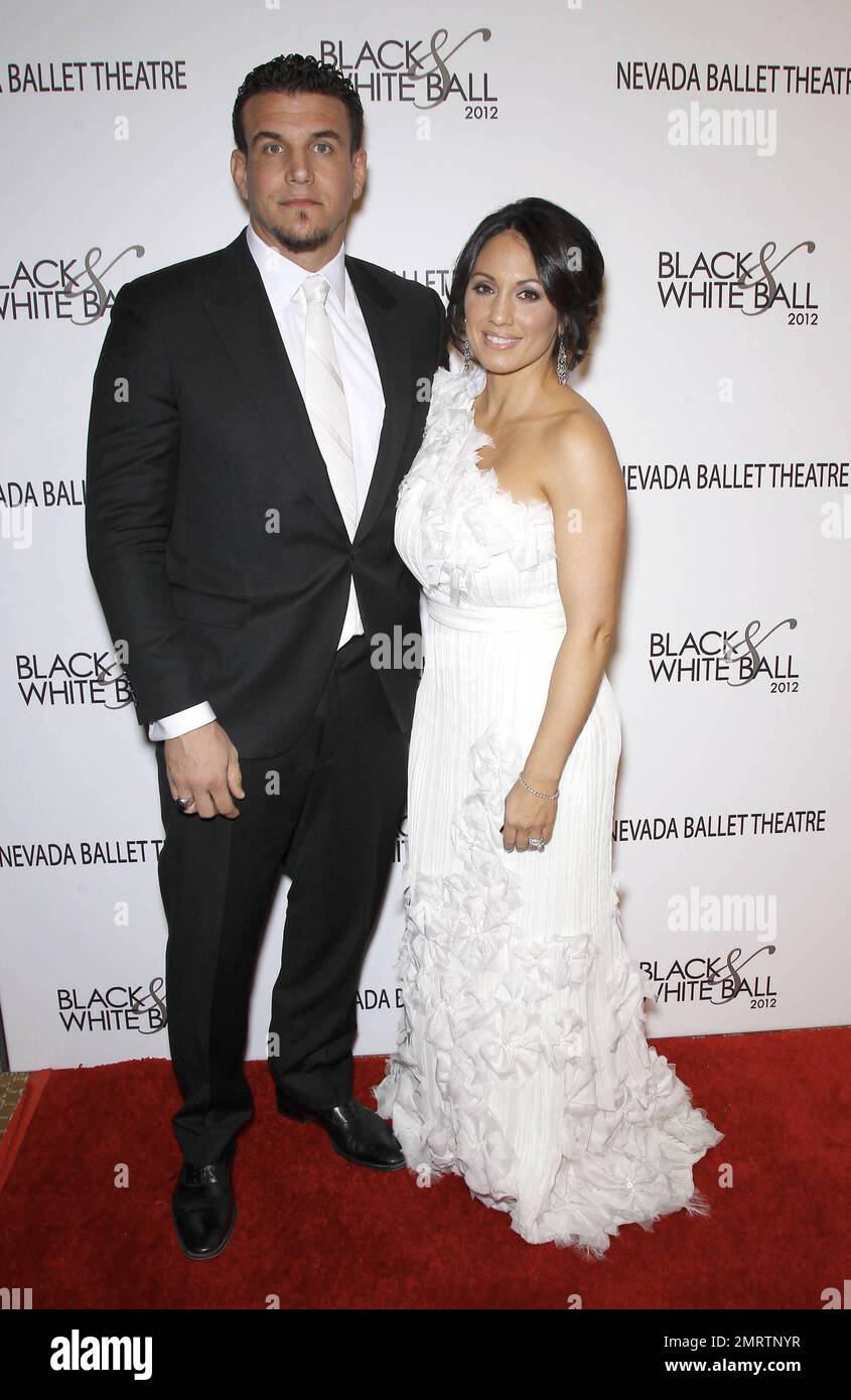 Frank Mir et sa femme Jennifer Black assistent à l'événement « Eva Longoria », « Black & White ball Honoring Woman of the Year », qui s'est tenu au Aria Resort & Casino au centre-ville de Las Vegas, Nevada. 28th janvier 2012. Banque D'Images