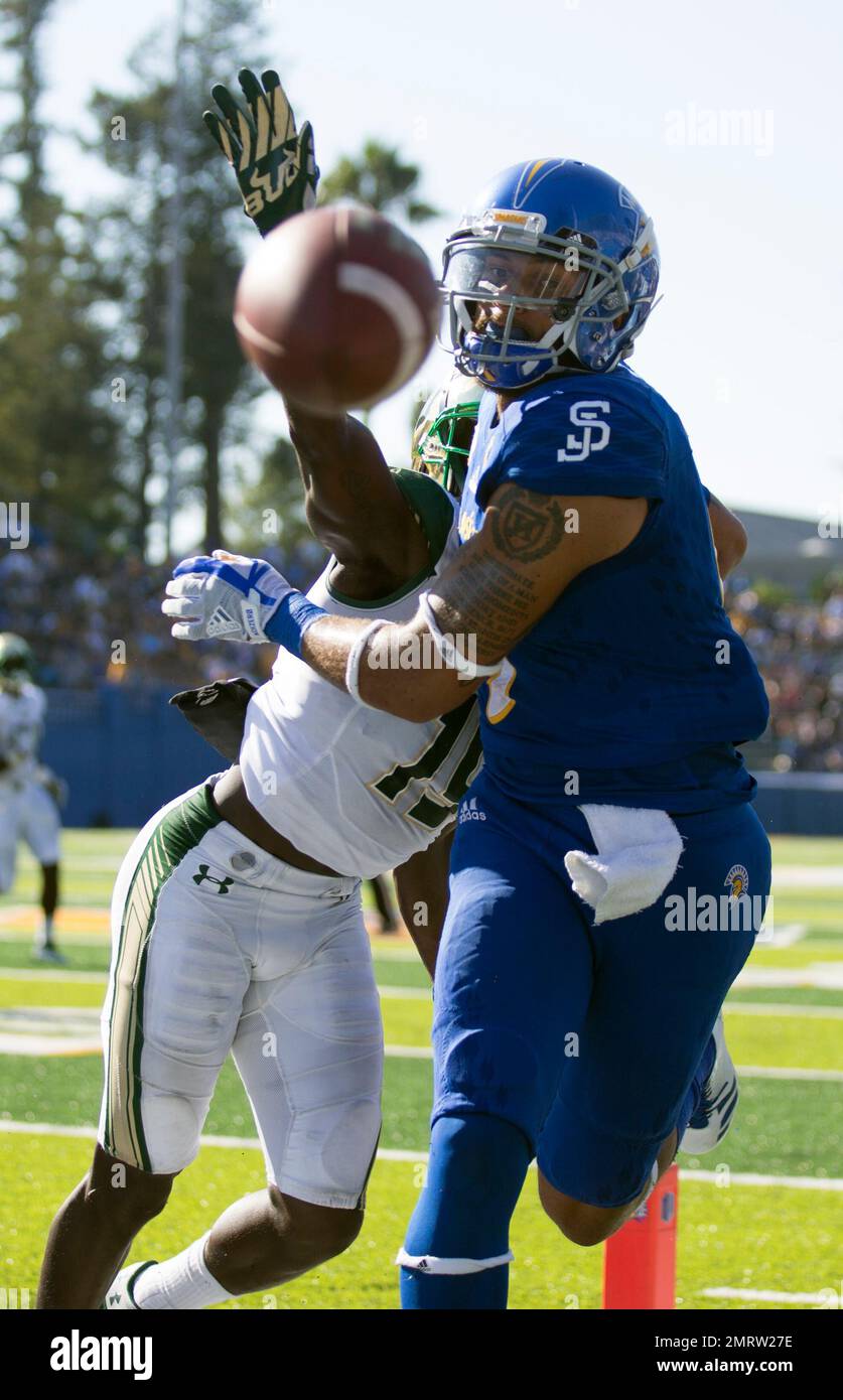 San Jose State wide receiver Justin Holmes watches a pass zip past him while as South Florida's Ronnie Hoggins defends during the first quarter of an NCAA college football game, Saturday, Aug. 26, 2017, in San Jose, Calif. (AP Photo/D. Ross Cameron) Banque D'Images
