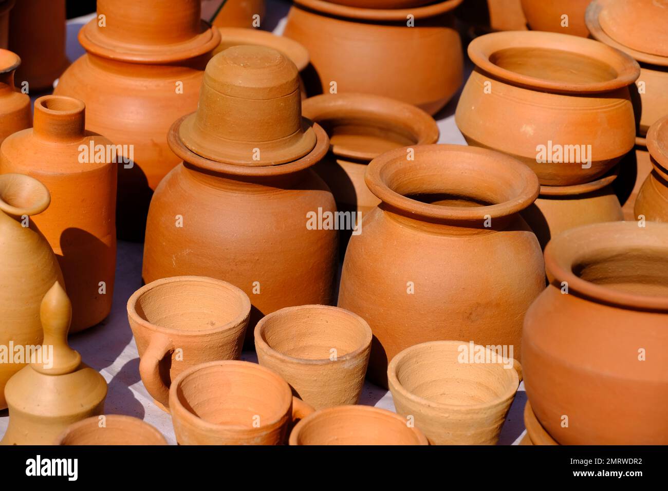 Terre cuite, pot, tasse cuisine souvenirs pile à la rue artisanat magasin de poterie. Produits artisanaux en terre cuite dans le marché de l'artisanat à Pune, Inde. Banque D'Images