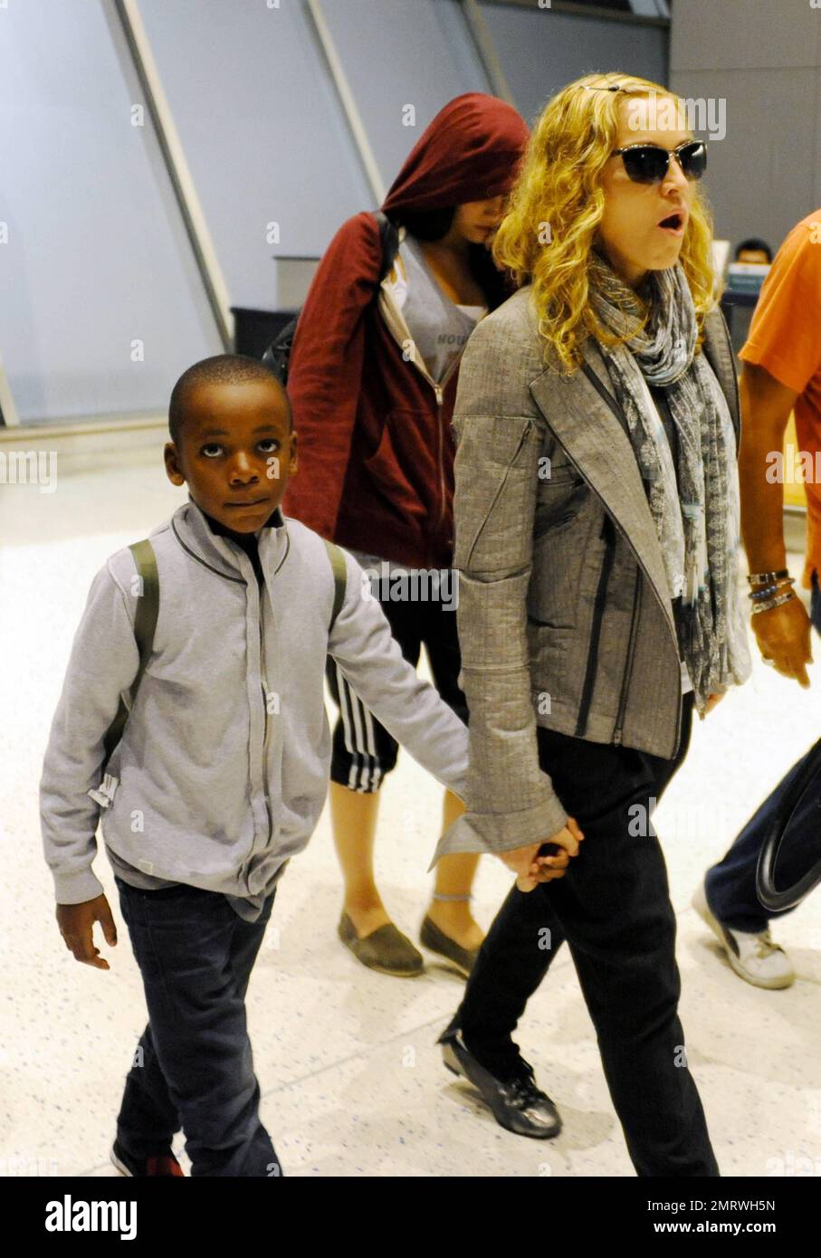 EXCLUSIF !! Madonna, son nouveau petit ami Brahim Zaibat et ses enfants Mercy, David et Lourdes arrivent à l'aéroport international JFK alors qu'ils se rendent à l'étranger pour une célébration familiale de l'anniversaire de Madge en 53rd demain. New York, NY. 15th août 2011.?? ?? Banque D'Images