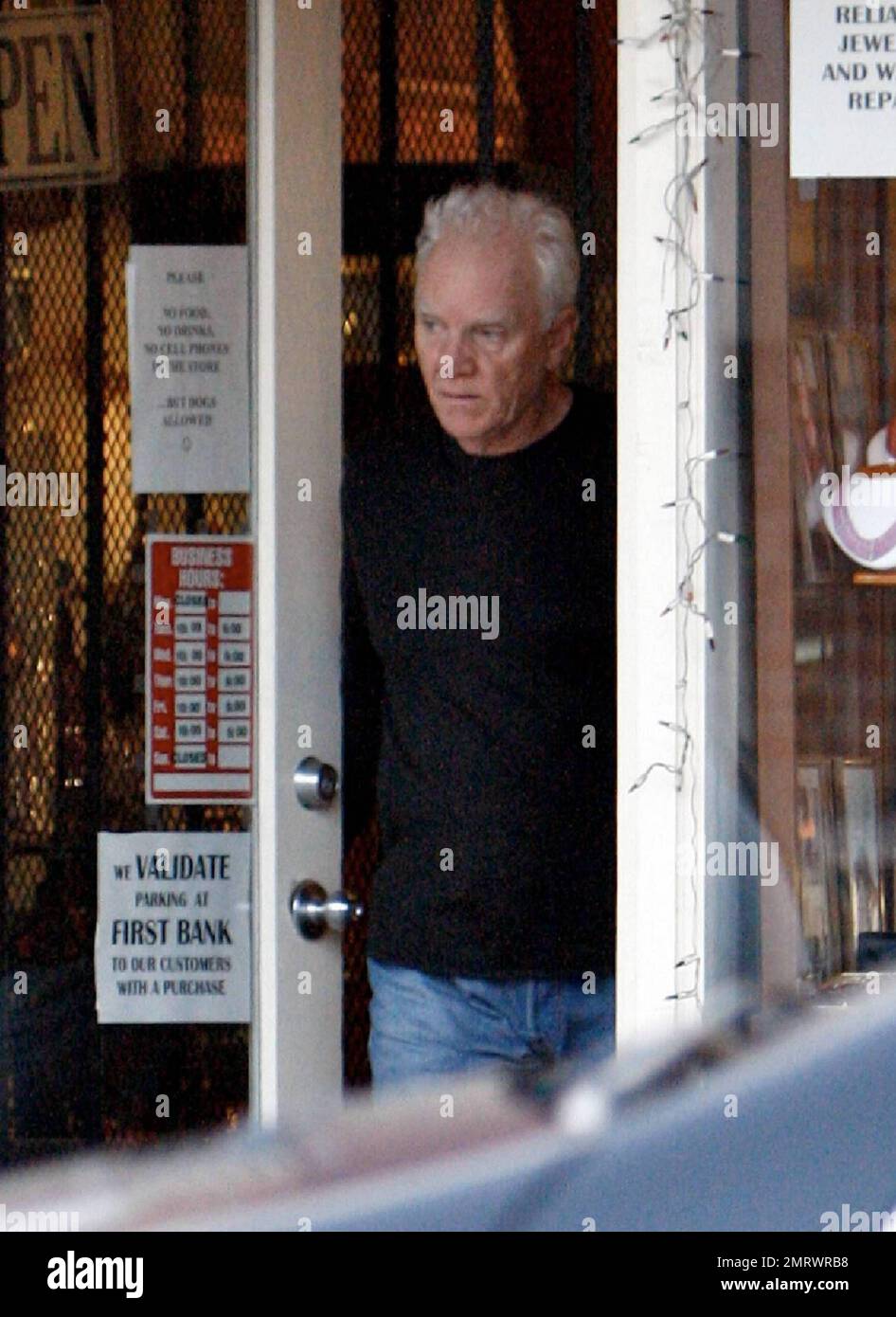 EXCLUSIF !! L'acteur Malcolm McDowell, son épouse Kelly et son fils, visitent un magasin d'antiquités et de bijoux de domaine à Beverly Hills. McDowell est allé plusieurs fois de sa voiture au magasin avant de prendre Kelly à l'intérieur. Los Angeles, Californie. 11/17/09. Banque D'Images