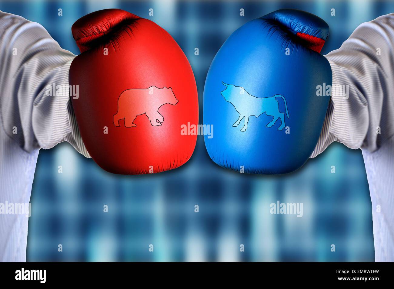 Hommes avec des gants de boxe frappant, un avec le symbole du marché de Bull, l'autre symbole du marché de l'ours Banque D'Images