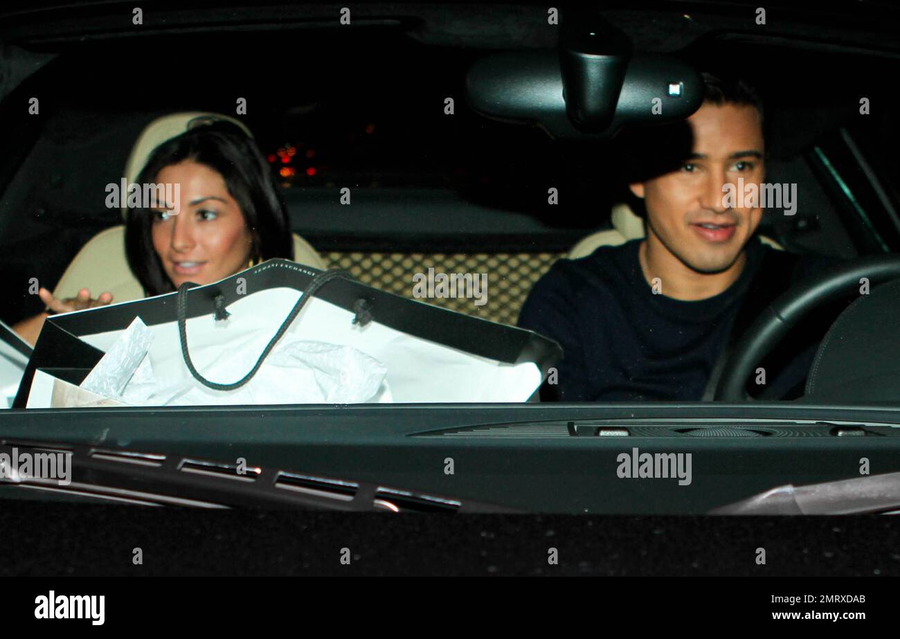 L'acteur Mario Lopez et la petite amie Courtney Mazza Shop à Armani Exchange sur Robertson Blvd. Et tandis que l'intérieur de Mario prend une minute pour animal de compagnie un chien amical. Los Angeles, Californie. 03/04/10. Banque D'Images