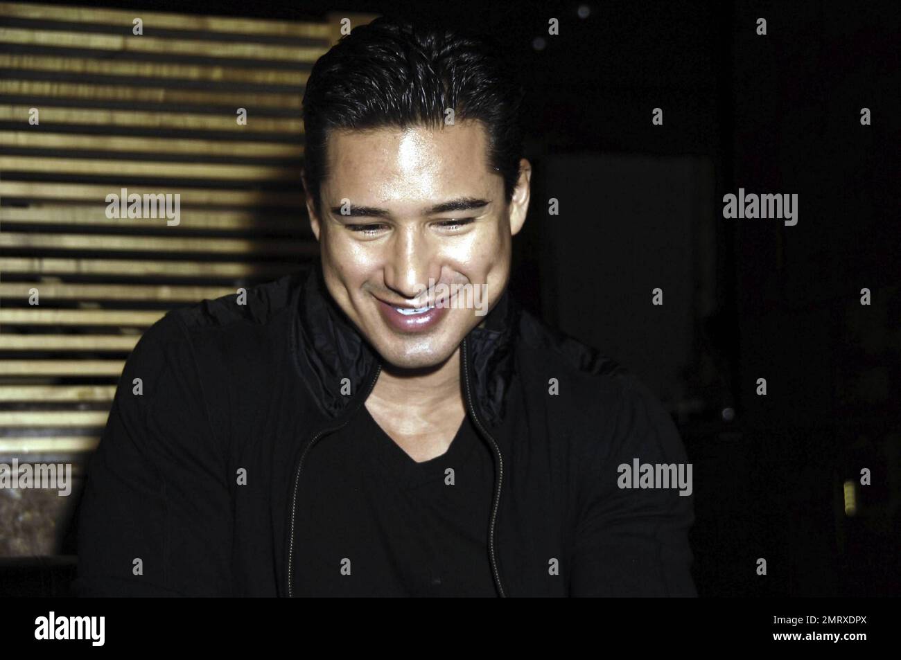 En plus ! L'hôte et le nouveau père Mario Lopez fait une apparition à la boîte de nuit Manor après avoir contribué au lancement de l'Urbanathlon de Santé masculine 2010 à Grant Park. Lopez et sa petite amie Courtney Mazza ont accueilli leur première fille, Gia Francesca Lopez, sur 11 septembre 2010. Chicago, Illinois. 10/16/10. Banque D'Images