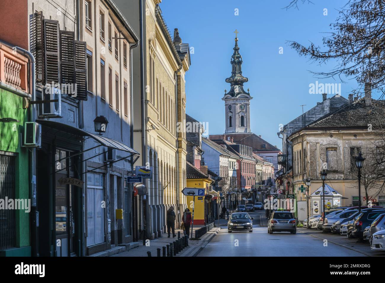 Novi Sad : rue Nikole Pasica et cathédrale Saint George. Serbie Banque D'Images