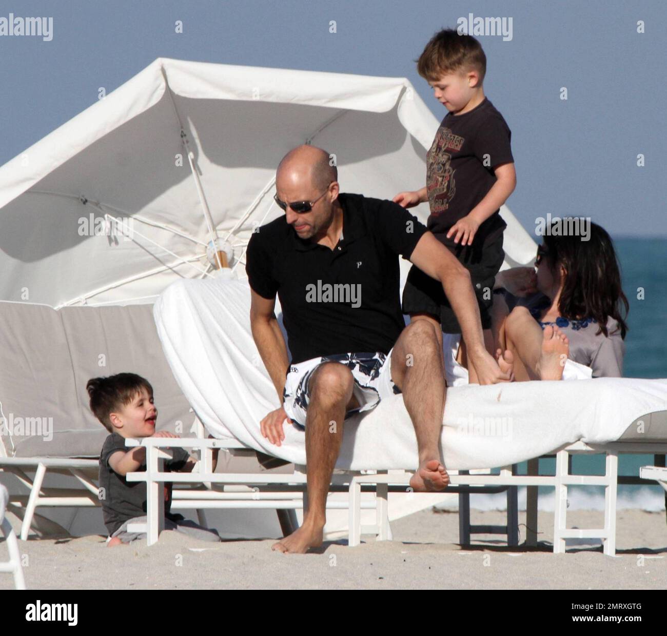 EXCLUSIF !! L'acteur britannique Mark Strong passe la veille de Noël sur la plage avec sa famille, sa femme Liza Marshall et ses fils Gabriel et Roman. Miami Beach, Floride. 12/24/10. Banque D'Images