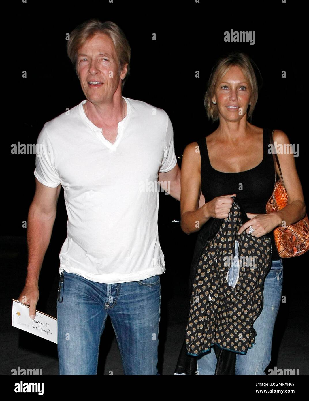 Heather Locklear et son petit ami Jack Wagner arrivent au Staples Center pour assister au match des Dallas Mavericks contre Los Angeles Lakers. Los Angeles, Californie. 03/31/11. Banque D'Images