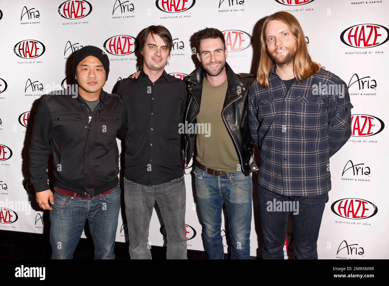 Gene Hong, Sam Farrar, Adam Levine et James Valentine de Maroon 5 posent pour les photographes à la discothèque Haze de l'ARIA avant leur performance au club. Le groupe récompensé par le Grammy Award se prépare pour sa dernière tournée européenne afin de soutenir ses derniers albums. Las Vegas, Nevada 01/08/11. Banque D'Images