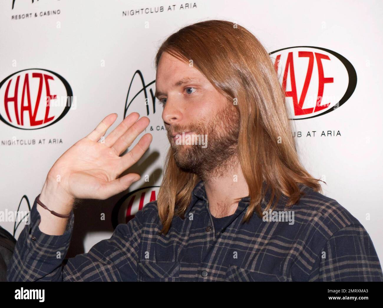 James Valentine de Maroon 5 pose pour les photographes de la Haze Nightclub à l'ARIA avant leur représentation au club. Le groupe récompensé par le Grammy Award se prépare pour sa dernière tournée européenne afin de soutenir ses derniers albums. Las Vegas, Nevada 01/08/11. Banque D'Images