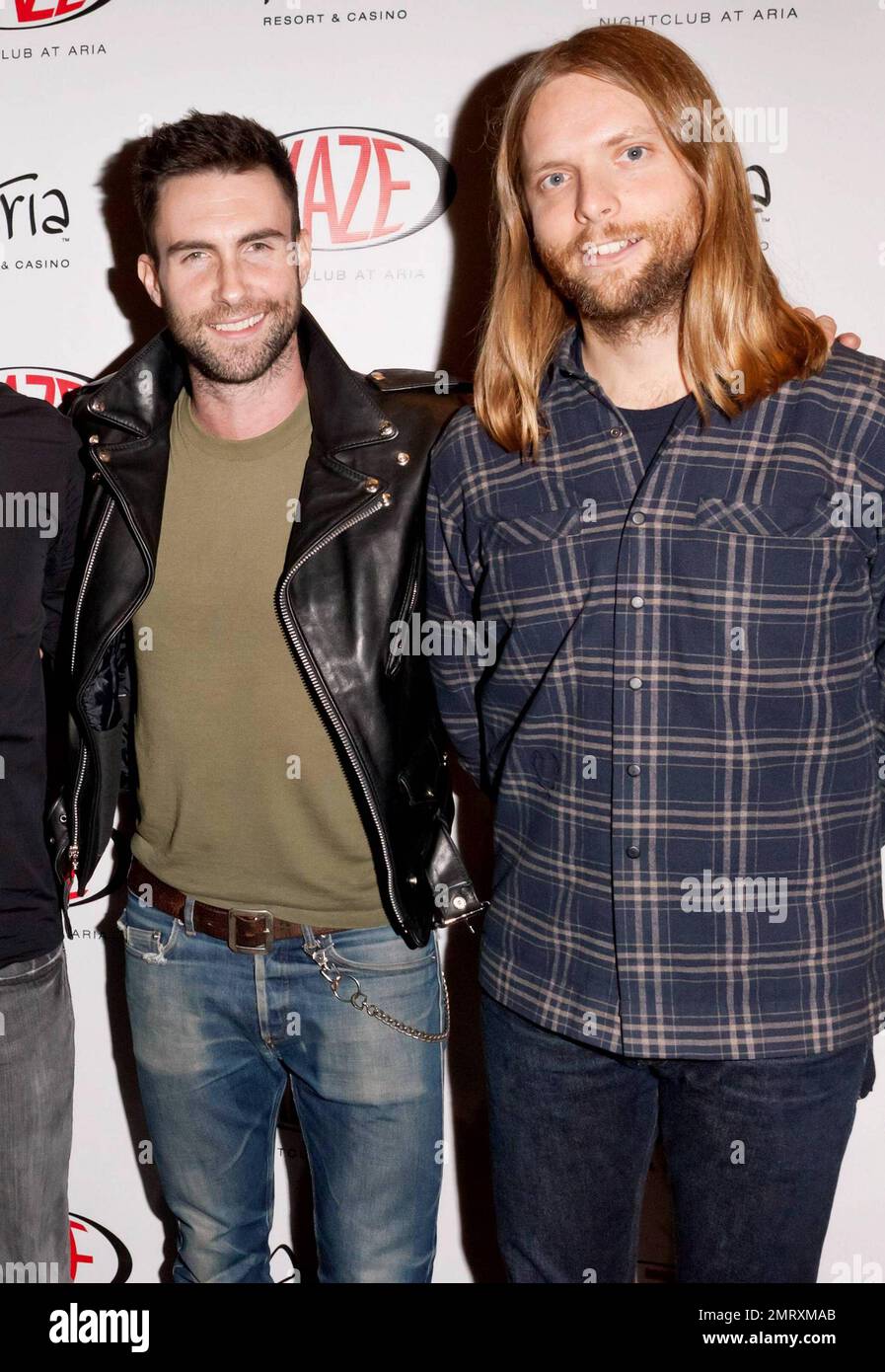Adam Levine et James Valentine de Maroon 5 posent pour les photographes de la discothèque Haze à l'ARIA avant leur performance au club. Le groupe récompensé par le Grammy Award se prépare pour sa dernière tournée européenne afin de soutenir ses derniers albums. Las Vegas, Nevada 01/08/11. Banque D'Images