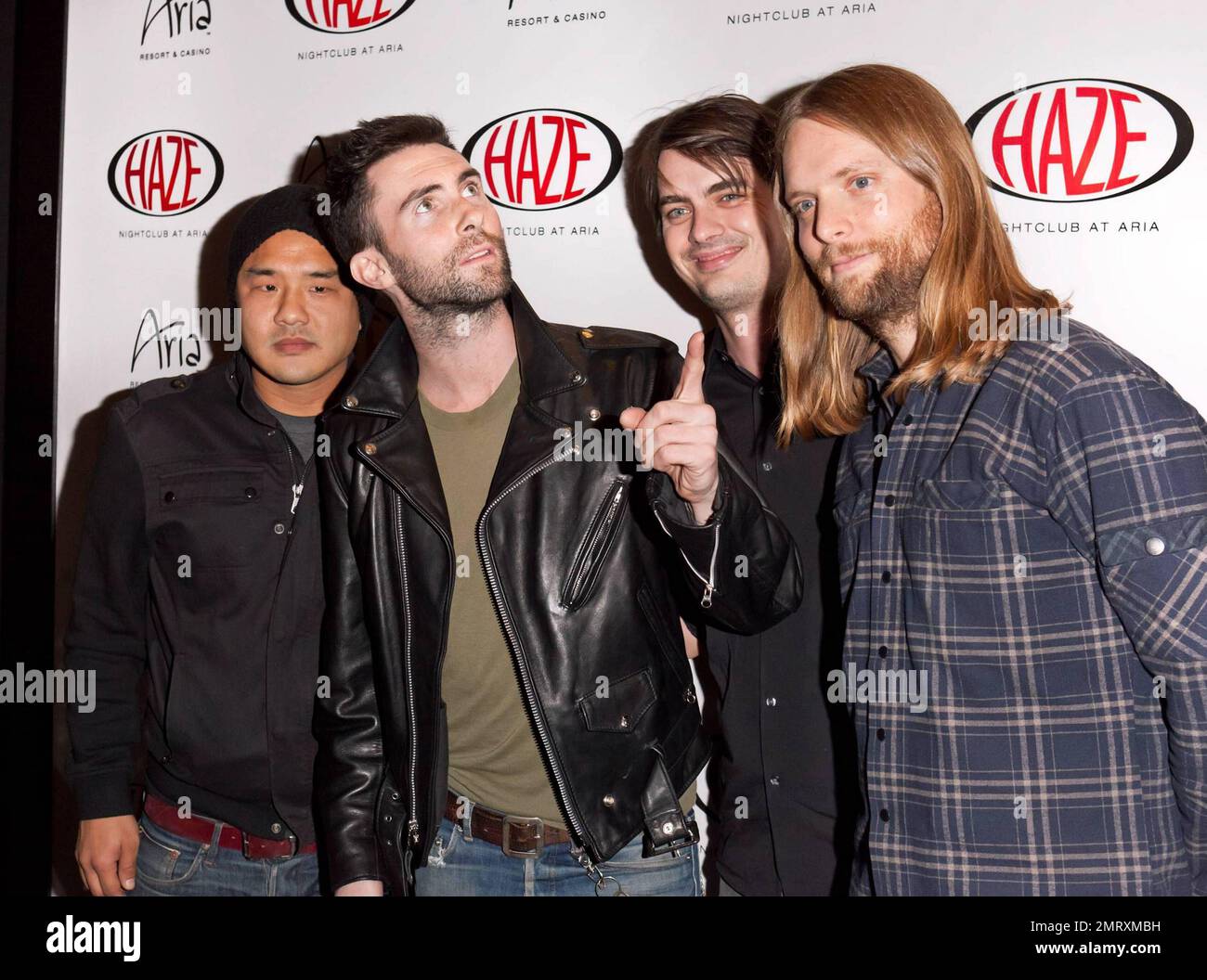 Gene Hong, Sam Farrar, Adam Levine et James Valentine de Maroon 5 posent pour les photographes à la discothèque Haze de l'ARIA avant leur performance au club. Le groupe récompensé par le Grammy Award se prépare pour sa dernière tournée européenne afin de soutenir ses derniers albums. Las Vegas, Nevada 01/08/11. Banque D'Images