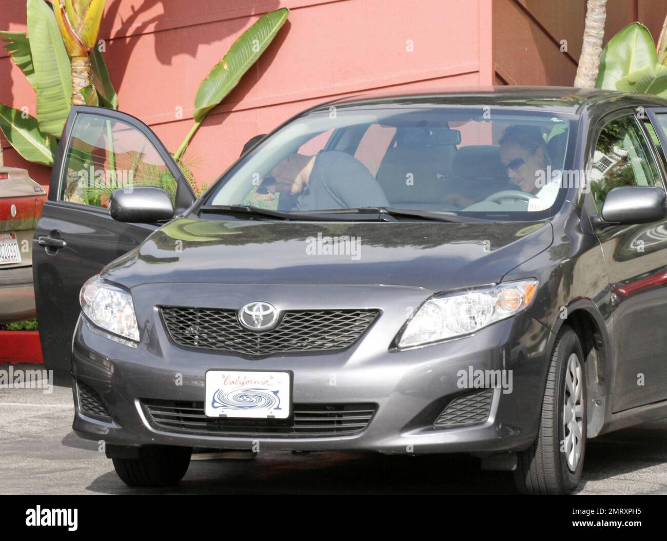EXCLUSIF !! Martin Kemp, star du ballet et acteur de Spandau, sert un petit-déjeuner familial au Mell's Diner on the Sunset Strip avec sa femme Shirlie Holliman et son fils Roman. L'acteur terre-à-terre a apprécié un petit déjeuner rapide puis a laissé dans une petite saloon Toyota avec la femme Shirlie au volant. Los Angeles, CA 10/24/2010 Banque D'Images