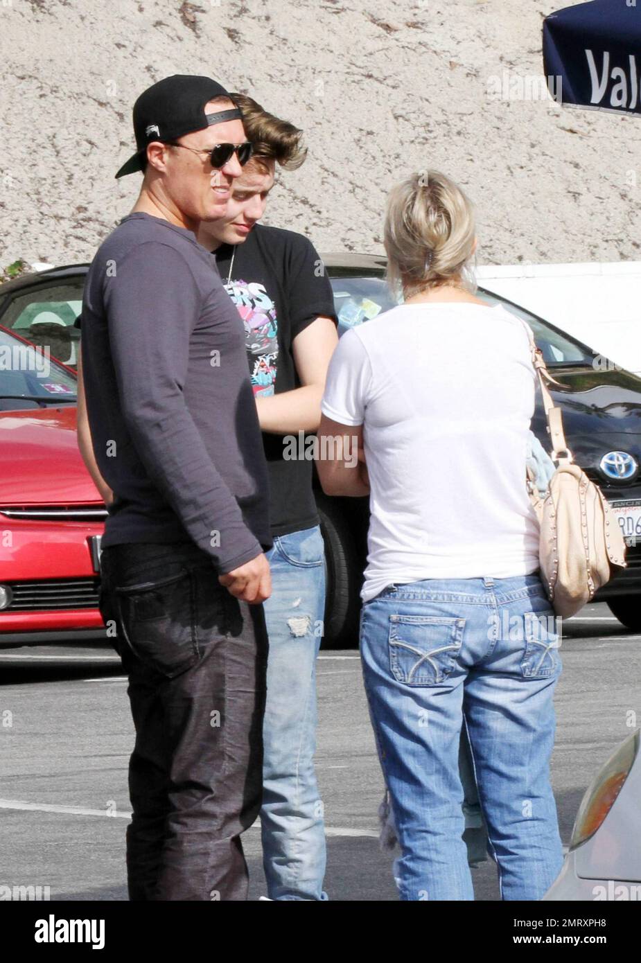 EXCLUSIF !! Martin Kemp, star du ballet et acteur de Spandau, sert un petit-déjeuner familial au Mell's Diner on the Sunset Strip avec sa femme Shirlie Holliman et son fils Roman. L'acteur terre-à-terre a apprécié un petit déjeuner rapide puis a laissé dans une petite saloon Toyota avec la femme Shirlie au volant. Los Angeles, CA 10/24/2010 Banque D'Images