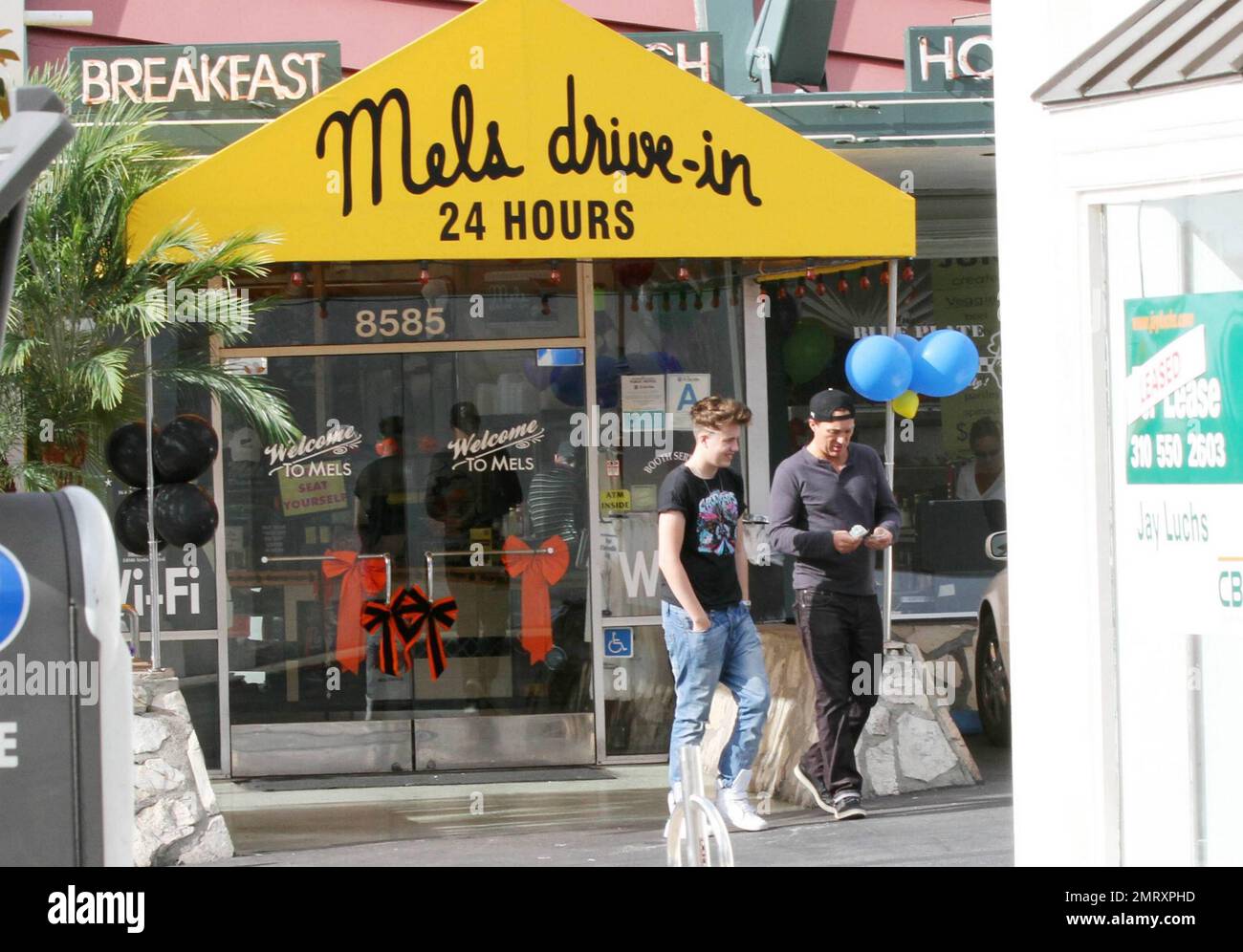 EXCLUSIF !! Martin Kemp, star du ballet et acteur de Spandau, sert un petit-déjeuner familial au Mell's Diner on the Sunset Strip avec sa femme Shirlie Holliman et son fils Roman. L'acteur terre-à-terre a apprécié un petit déjeuner rapide puis a laissé dans une petite saloon Toyota avec la femme Shirlie au volant. Los Angeles, CA 10/24/2010 Banque D'Images