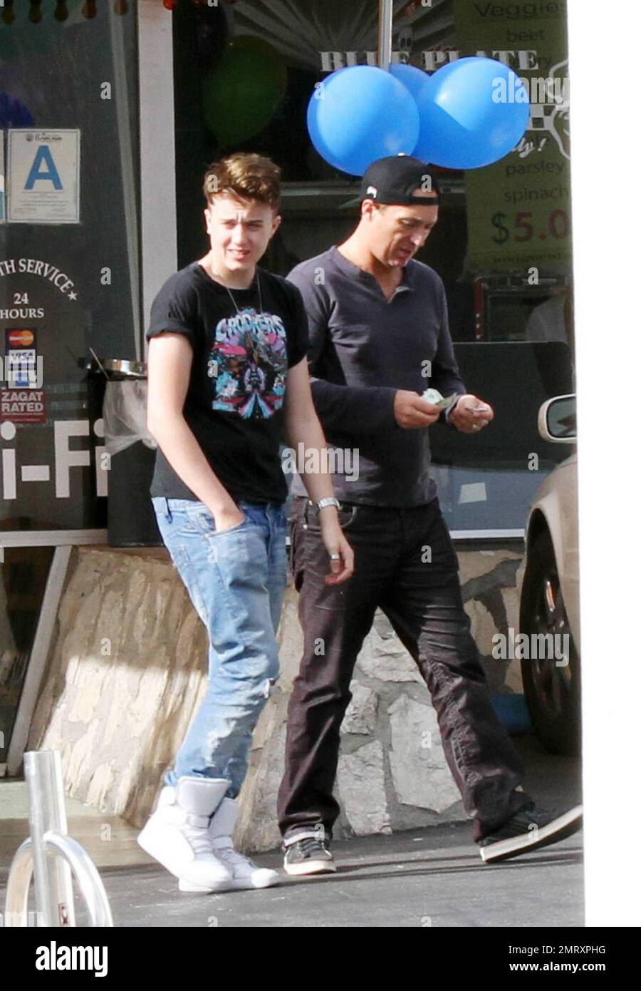 EXCLUSIF !! Martin Kemp, star du ballet et acteur de Spandau, sert un petit-déjeuner familial au Mell's Diner on the Sunset Strip avec sa femme Shirlie Holliman et son fils Roman. L'acteur terre-à-terre a apprécié un petit déjeuner rapide puis a laissé dans une petite saloon Toyota avec la femme Shirlie au volant. Los Angeles, CA 10/24/2010 Banque D'Images