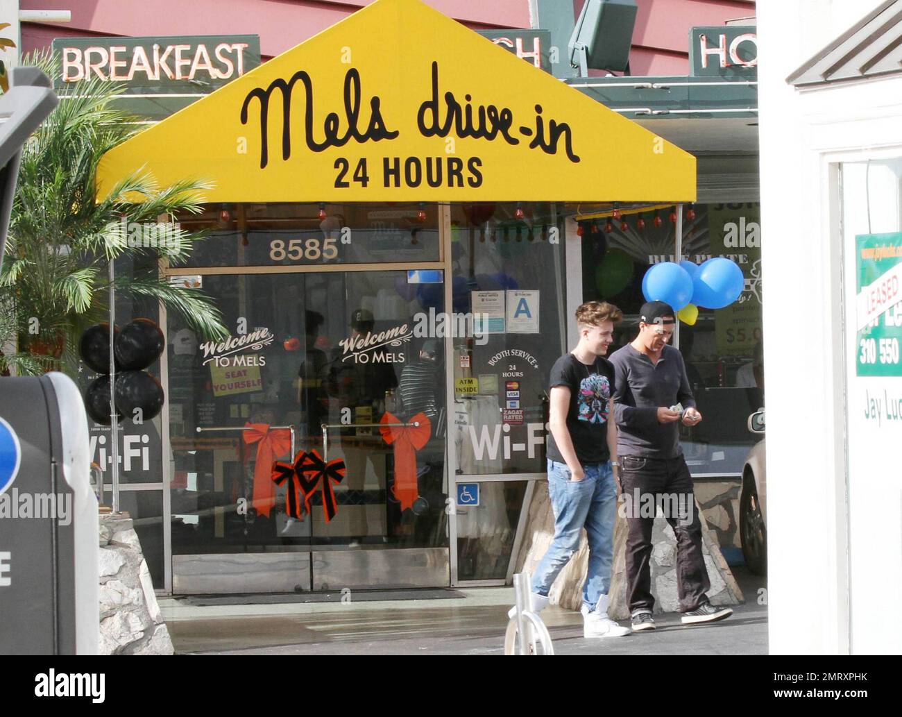 EXCLUSIF !! Martin Kemp, star du ballet et acteur de Spandau, sert un petit-déjeuner familial au Mell's Diner on the Sunset Strip avec sa femme Shirlie Holliman et son fils Roman. L'acteur terre-à-terre a apprécié un petit déjeuner rapide puis a laissé dans une petite saloon Toyota avec la femme Shirlie au volant. Los Angeles, CA 10/24/2010 Banque D'Images
