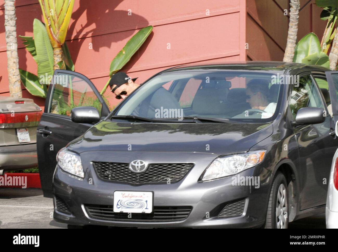 EXCLUSIF !! Martin Kemp, star du ballet et acteur de Spandau, sert un petit-déjeuner familial au Mell's Diner on the Sunset Strip avec sa femme Shirlie Holliman et son fils Roman. L'acteur terre-à-terre a apprécié un petit déjeuner rapide puis a laissé dans une petite saloon Toyota avec la femme Shirlie au volant. Los Angeles, CA 10/24/2010 Banque D'Images