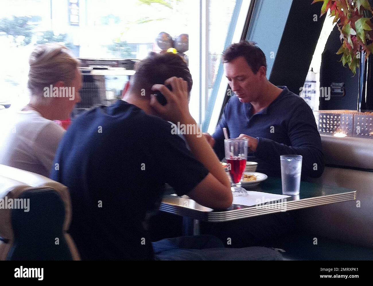 EXCLUSIF !! Martin Kemp, star du ballet et acteur de Spandau, sert un petit-déjeuner familial au Mell's Diner on the Sunset Strip avec sa femme Shirlie Holliman et son fils Roman. L'acteur terre-à-terre a apprécié un petit déjeuner rapide puis a laissé dans une petite saloon Toyota avec la femme Shirlie au volant. Los Angeles, CA 10/24/2010 Banque D'Images