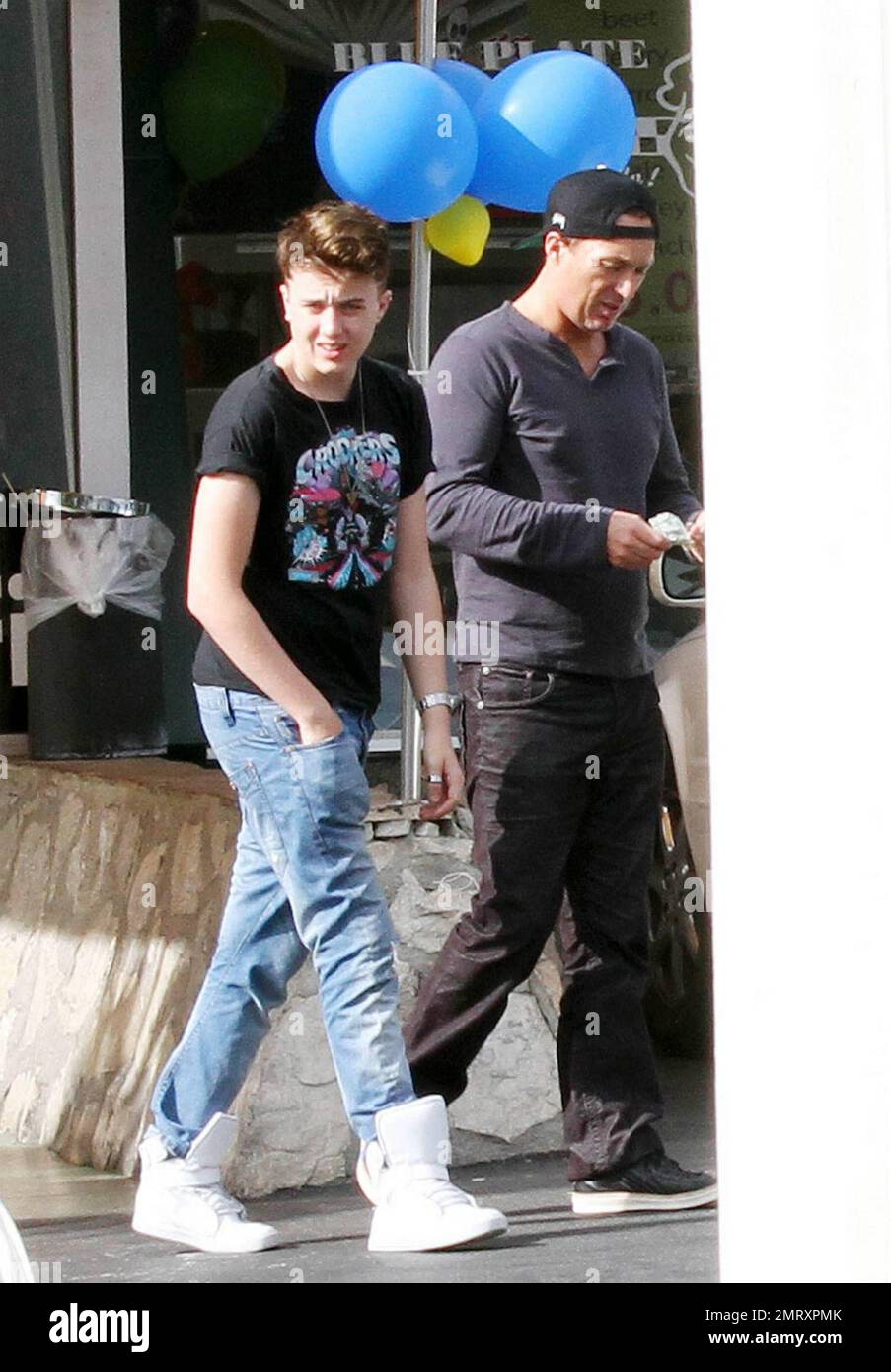 EXCLUSIF !! Martin Kemp, star du ballet et acteur de Spandau, sert un petit-déjeuner familial au Mell's Diner on the Sunset Strip avec sa femme Shirlie Holliman et son fils Roman. L'acteur terre-à-terre a apprécié un petit déjeuner rapide puis a laissé dans une petite saloon Toyota avec la femme Shirlie au volant. Los Angeles, CA 10/24/2010 Banque D'Images