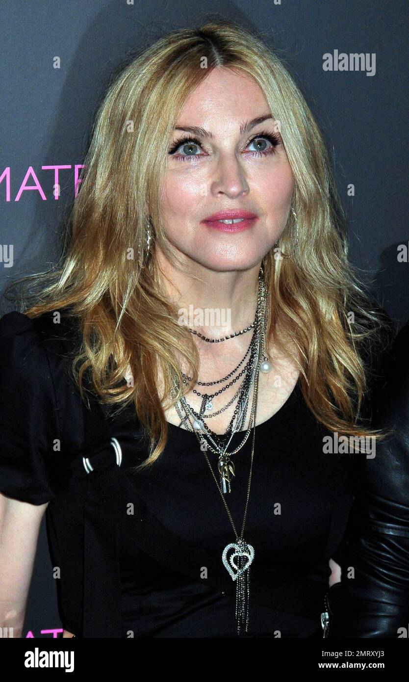 Madonna et sa fille Lourdes marchent sur le tapis rose lors du lancement de  la collection de leur nouvelle ligne de mode, Material Girl à Macy's Herald  Square. Le duo mère-fille était