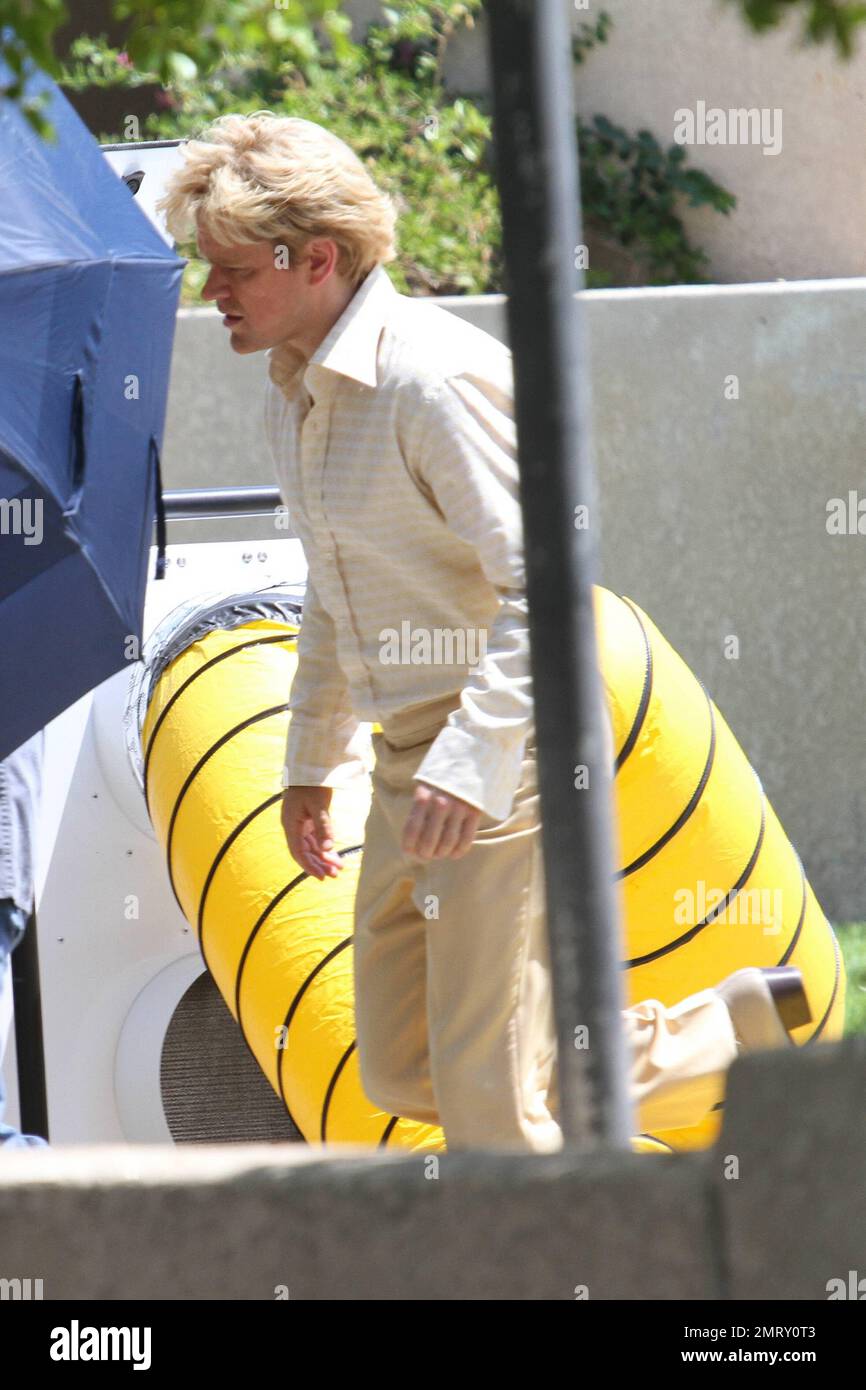 EXCLUSIF !! Matt Damon est habillé en costume sur le set de 'Liberace: Behind the Candelabra.' Damon joue le petit ami de Liberace, Scott Thorson, en face de Michael Douglas, qui joue à Liberace dans le film. Palm Springs, Californie 20th août 2012. Banque D'Images