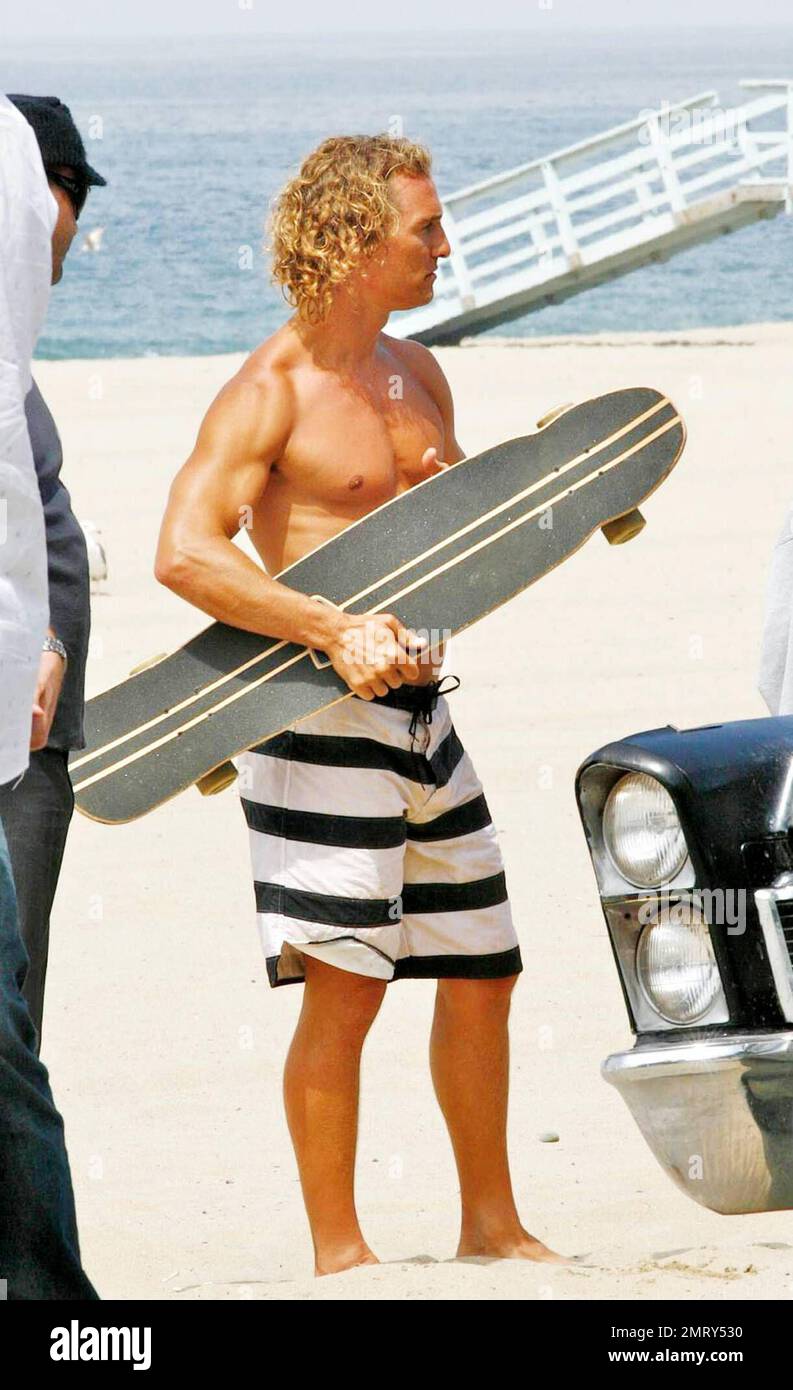 Exclusif !! Matthew McConaughey essaie de s'entraîner à monter sur un skateboard sur le plateau de son nouveau film « Surfer Dude » à Malibu, en Californie, le 5/25/07. Tous Banque D'Images