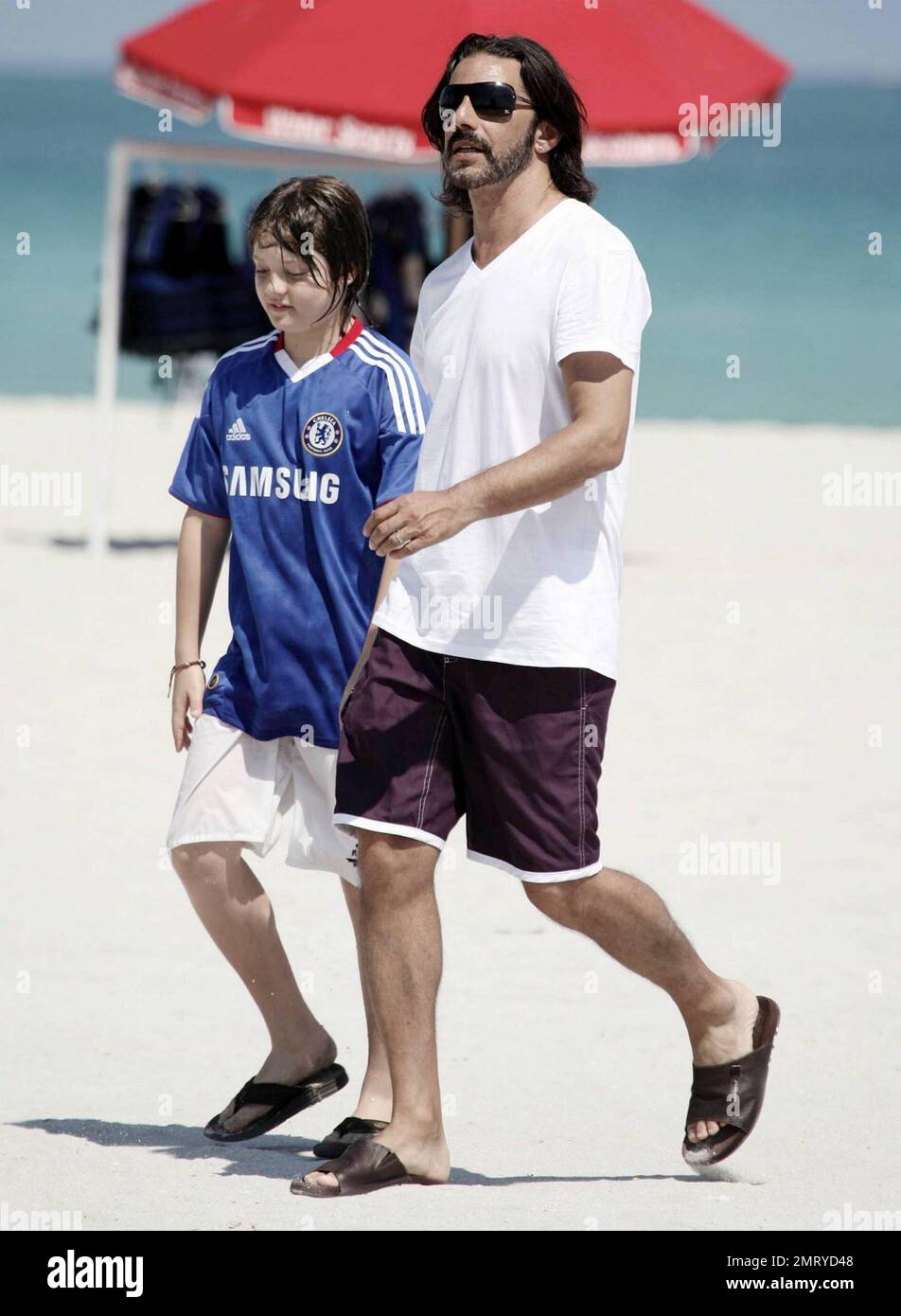 L'acteur argentin Fabian Mazzei épouse sa petite amie, le modèle argentin  et l'actrice Araceli Gonzalez, alors qu'ils passent un moment de qualité  avec leur famille sur la plage de Miami. Gonzalez, qui