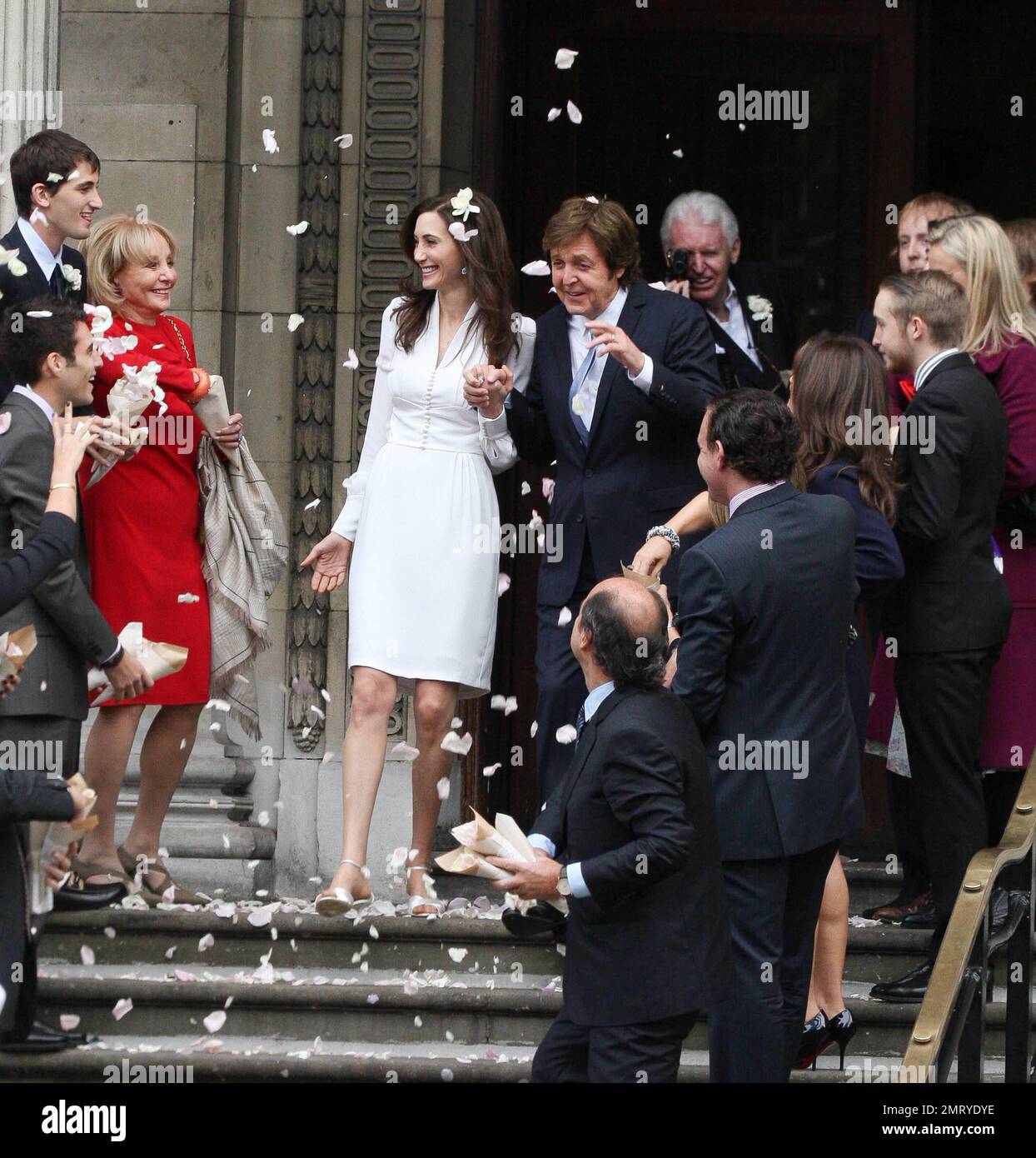 Sir Paul McCartney et Nancy Shevell à l'extérieur du bureau d'enregistrement de Marylebone après leur cérémonie de mariage. Londres, Royaume-Uni. 9th octobre 2011. . Banque D'Images