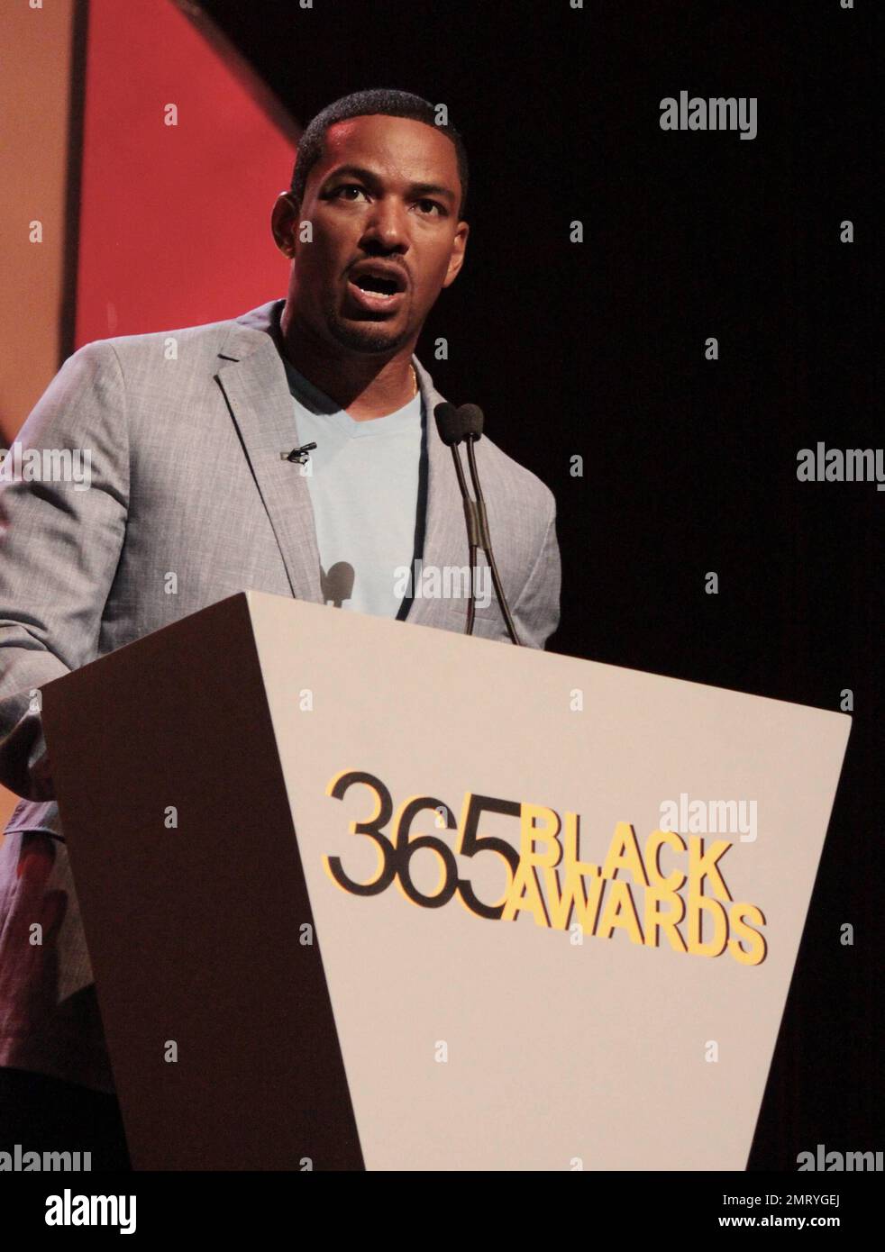 L'animateur Laz Alonzo, acteur et cérémonie de remise des prix, s'adresse au public lors des Black Awards 365 de McDonald's, qui se tiennent au théâtre Mahalia Jackson de la Nouvelle-Orléans, en Louisiane. 6th juillet 2012. Banque D'Images