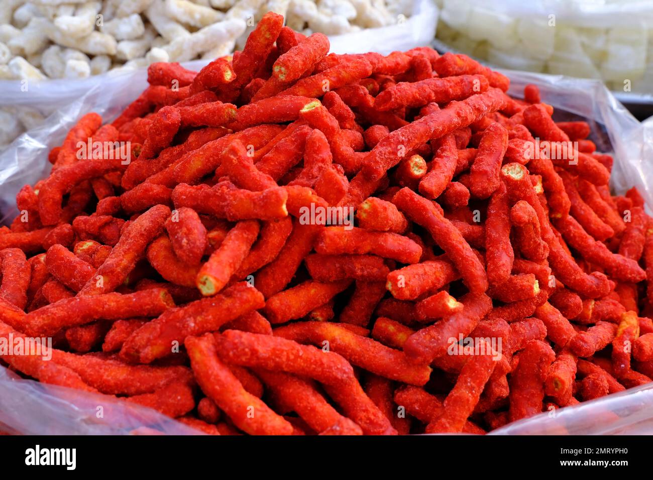 Nourriture douce indienne Sev et til (graines de Sesame) revdi, les autres noms sont rewri, rewadi, revadi, revri en vente sur le marché de Pune, Inde. Banque D'Images