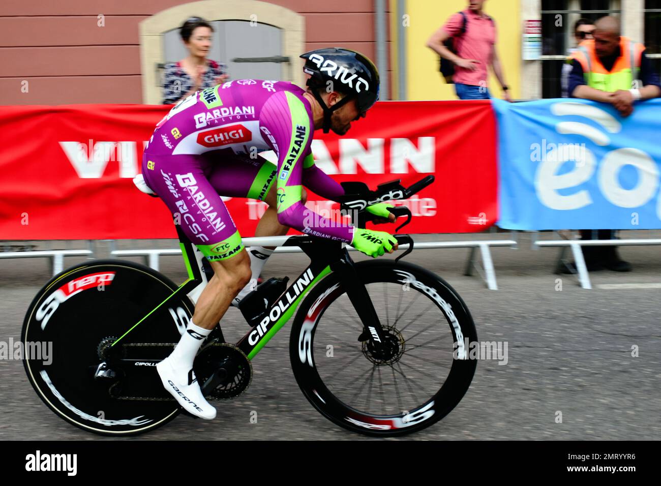 Budapest, 07 mai 2022. Cycliste en essai individuel à la course de vélo Giro d'Italia 105th. le sstrait tourne à grande vitesse. arrière-plan flou et doux Banque D'Images