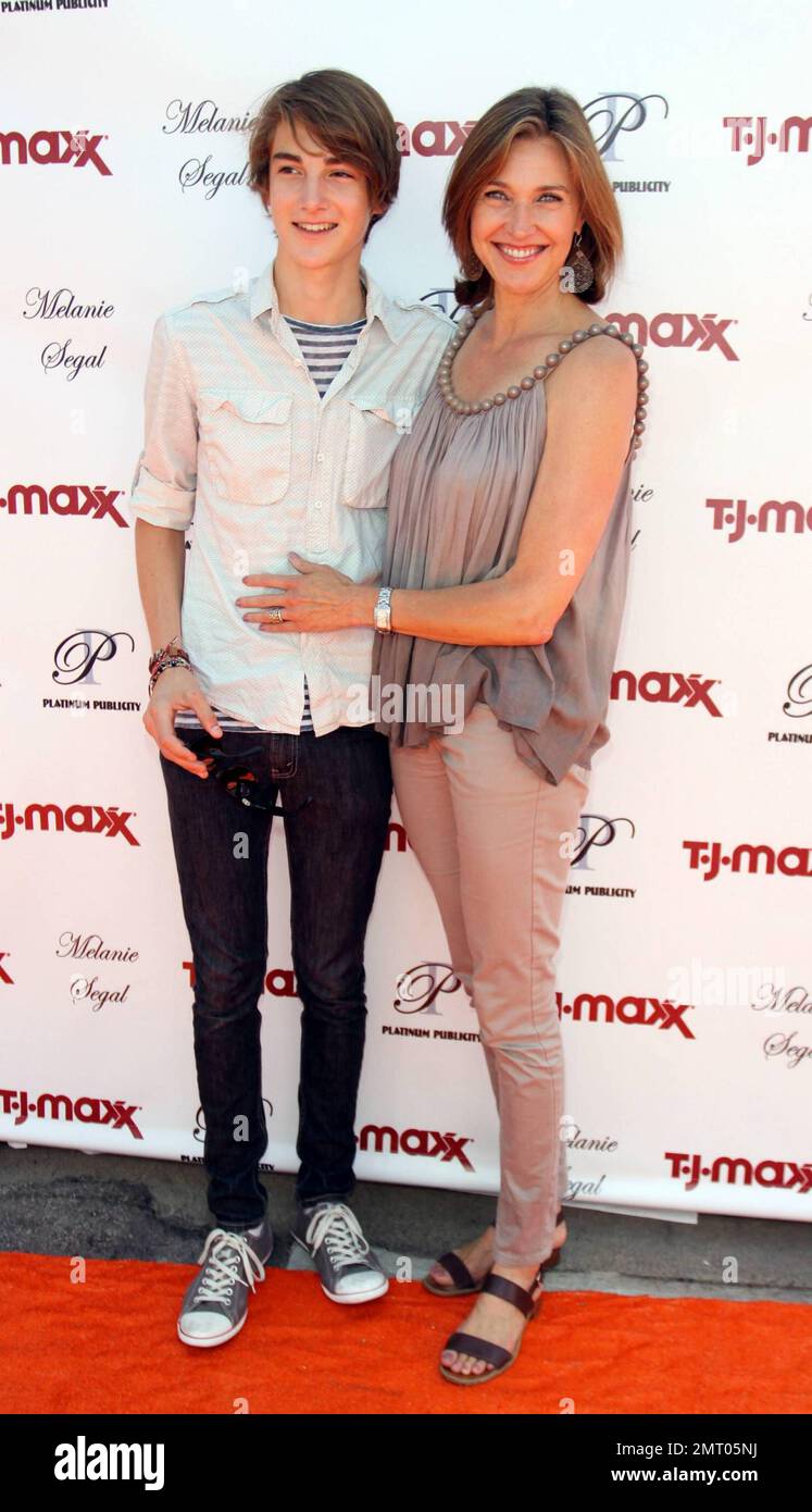 L'actrice Brenda Strong et son fils Zak Henri assistent à la retraite Melanie SegalÕs Celebrity présentée par T.J.Maxx en célébration des prix Teen Choice. Los Angeles, Californie. 08/04/10. . Banque D'Images