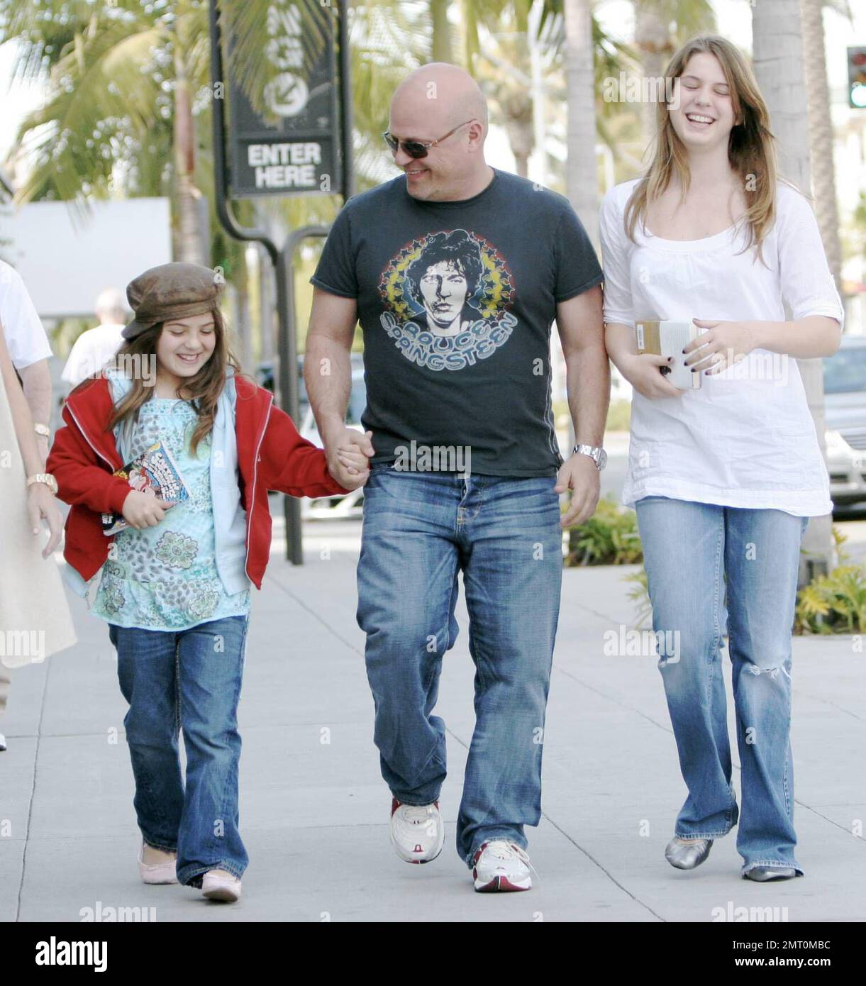 Exclusif !! L'acteur du Bouclier, Michael Chiklis, a passé le samedi après-midi à Beverly Hills, ca. Avec sa femme Michelle Moran et deux filles Autumn et Odessa. La famille heureuse semblait être dans de grands esprits et se moque et souriait pendant qu'ils marchaient bras dans le bras. 3/3/07 Banque D'Images