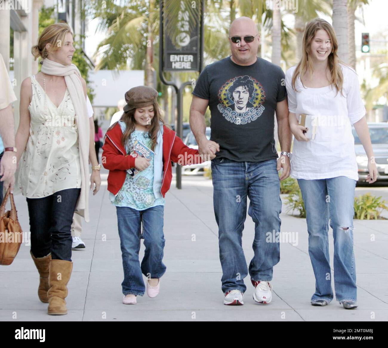 Exclusif !! L'acteur du Bouclier, Michael Chiklis, a passé le samedi après-midi à Beverly Hills, ca. Avec sa femme Michelle Moran et deux filles Autumn et Odessa. La famille heureuse semblait être dans de grands esprits et se moque et souriait pendant qu'ils marchaient bras dans le bras. 3/3/07 Banque D'Images