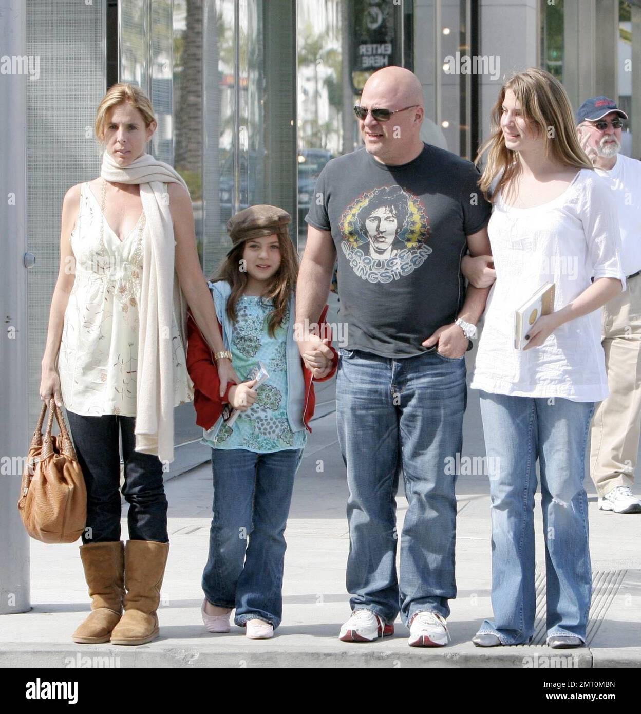 Exclusif !! L'acteur du Bouclier, Michael Chiklis, a passé le samedi après-midi à Beverly Hills, ca. Avec sa femme Michelle Moran et deux filles Autumn et Odessa. La famille heureuse semblait être dans de grands esprits et se moque et souriait pendant qu'ils marchaient bras dans le bras. 3/3/07 Banque D'Images