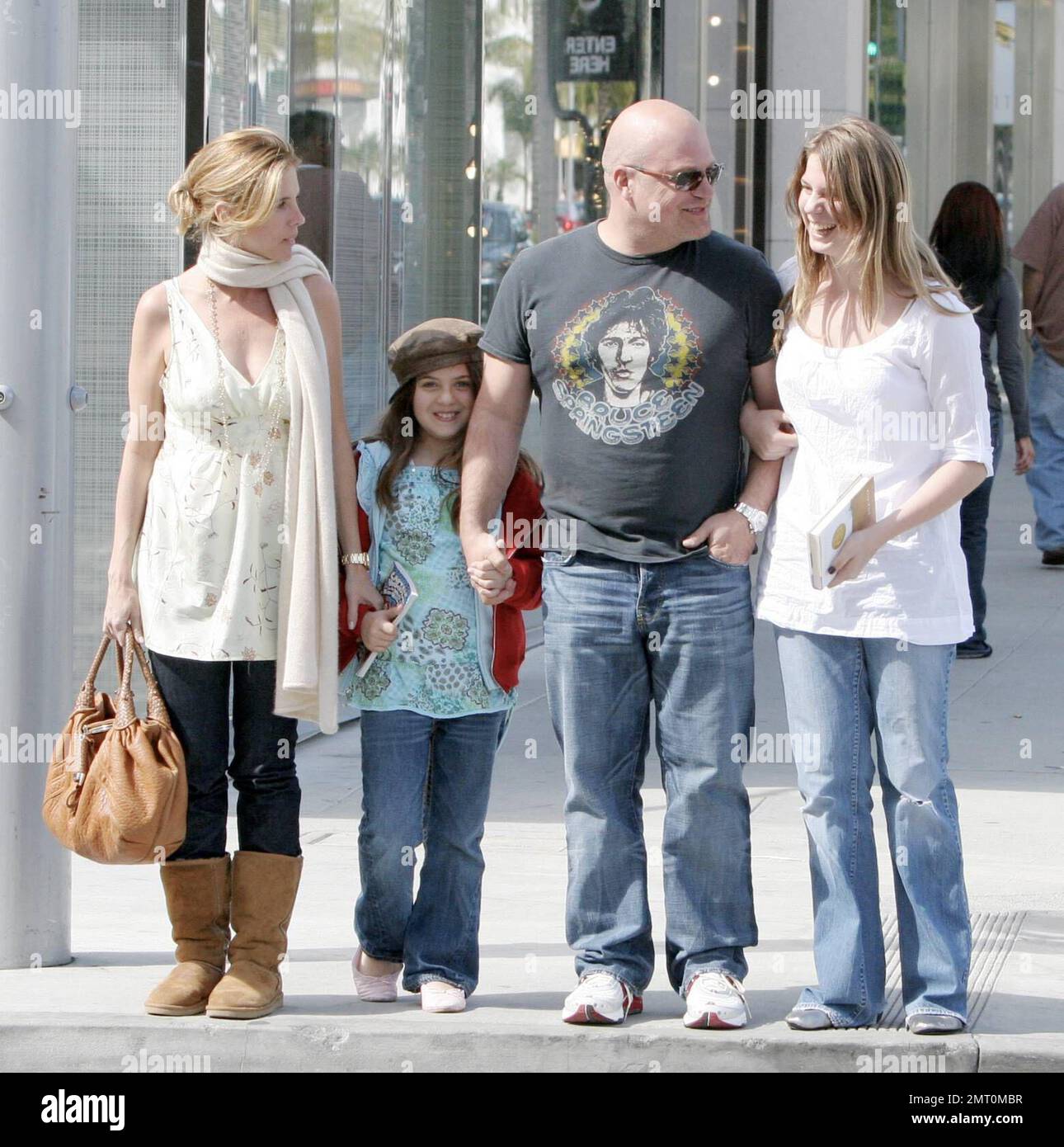 Exclusif !! L'acteur du Bouclier, Michael Chiklis, a passé le samedi après-midi à Beverly Hills, ca. Avec sa femme Michelle Moran et deux filles Autumn et Odessa. La famille heureuse semblait être dans de grands esprits et se moque et souriait pendant qu'ils marchaient bras dans le bras. 3/3/07 Banque D'Images