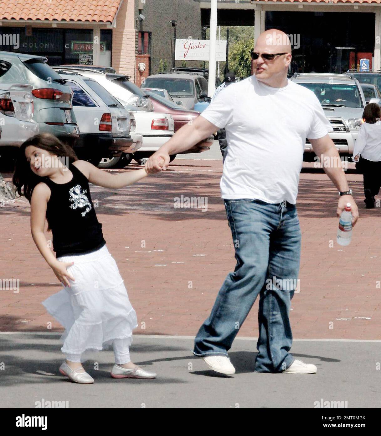 Michael Chiklis passe la Fête des mères avec ses deux filles automne et Odessa et sa femme Michelle à Malibu, ca. La plus jeune fille de Chiklis, Odessa, a passé un si bon moment, elle ne voulait pas partir à la maison et a eu un remorqueur de guerre avec son père. 5/14/06 Banque D'Images