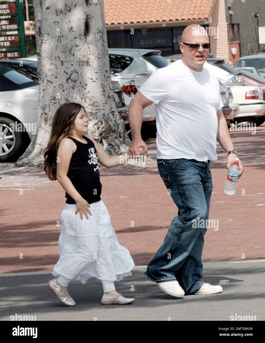 Michael Chiklis passe la Fête des mères avec ses deux filles automne et Odessa et sa femme Michelle à Malibu, ca. La plus jeune fille de Chiklis, Odessa, a passé un si bon moment, elle ne voulait pas partir à la maison et a eu un remorqueur de guerre avec son père. 5/14/06 Banque D'Images