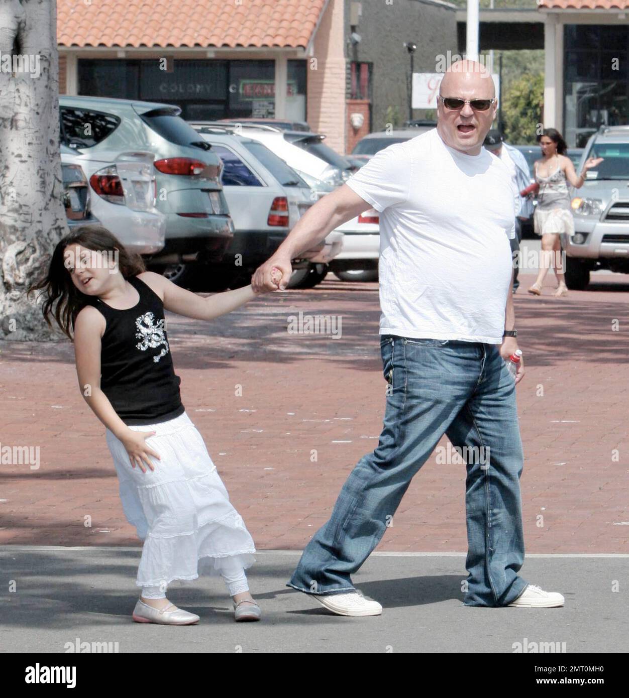 Michael Chiklis passe la Fête des mères avec ses deux filles automne et Odessa et sa femme Michelle à Malibu, ca. La plus jeune fille de Chiklis, Odessa, a passé un si bon moment, elle ne voulait pas partir à la maison et a eu un remorqueur de guerre avec son père. 5/14/06 Banque D'Images
