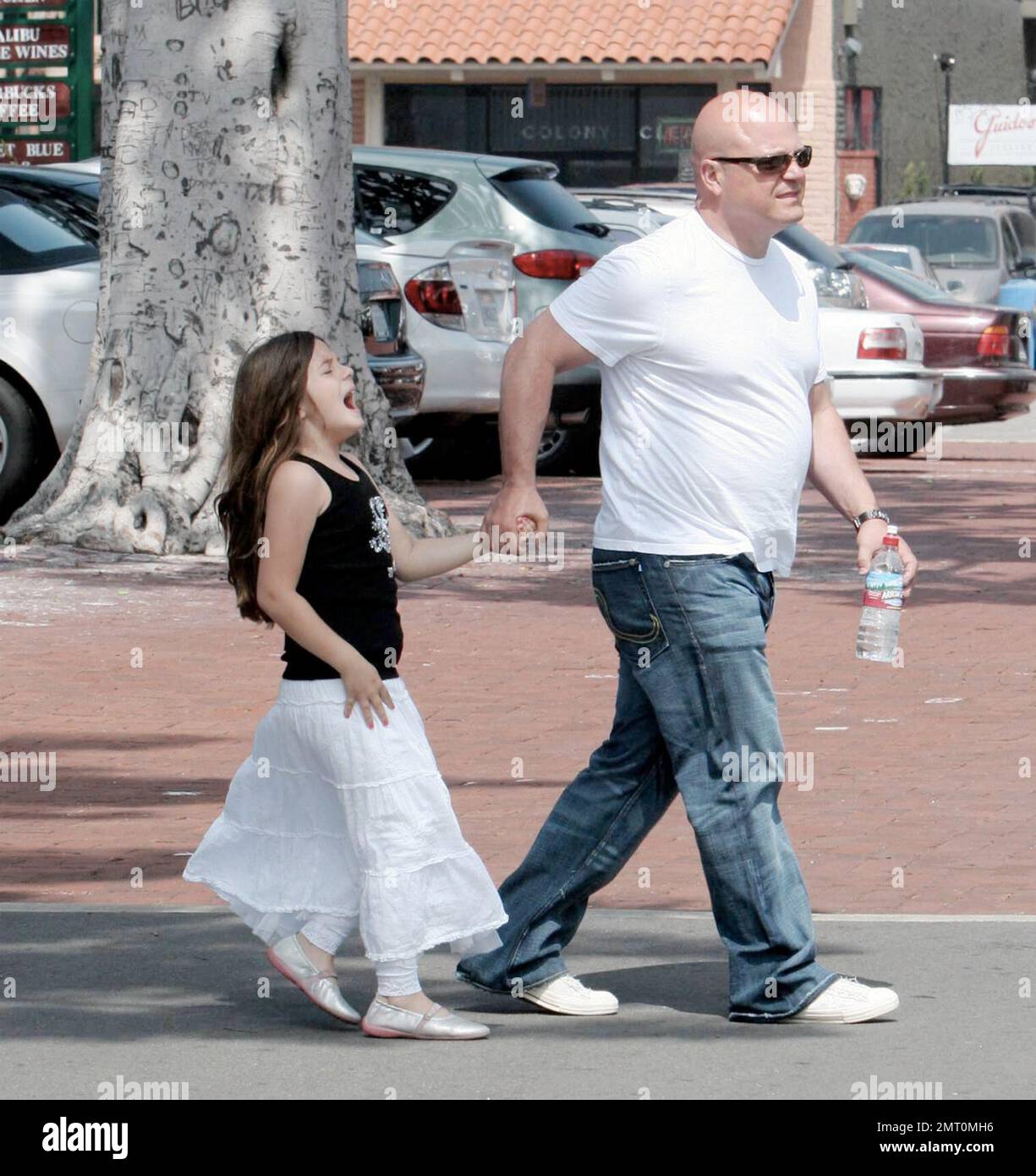Michael Chiklis passe la Fête des mères avec ses deux filles automne et Odessa et sa femme Michelle à Malibu, ca. La plus jeune fille de Chiklis, Odessa, a passé un si bon moment, elle ne voulait pas partir à la maison et a eu un remorqueur de guerre avec son père. 5/14/06 Banque D'Images
