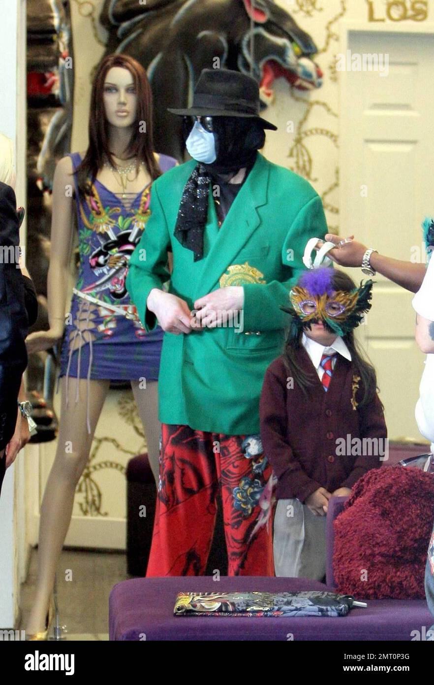 Michael Jackson avec ses trois enfants vont faire du shopping en portant  des masques à Off the Wall antiques et Ed Hardy à Hollywood, CA, 04/27/09  Photo Stock - Alamy