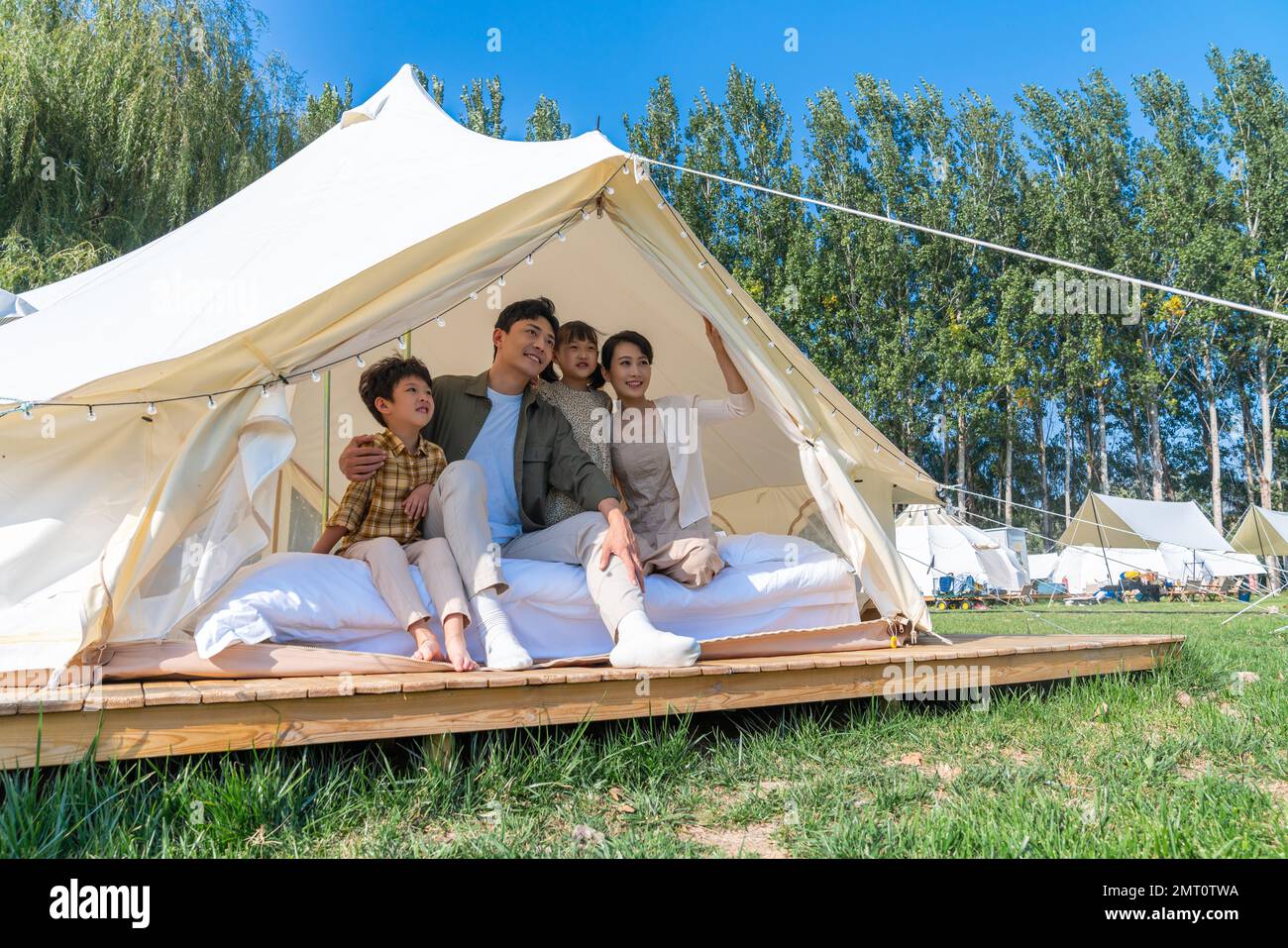 Tente de camping sous la famille heureuse Photo Stock - Alamy
