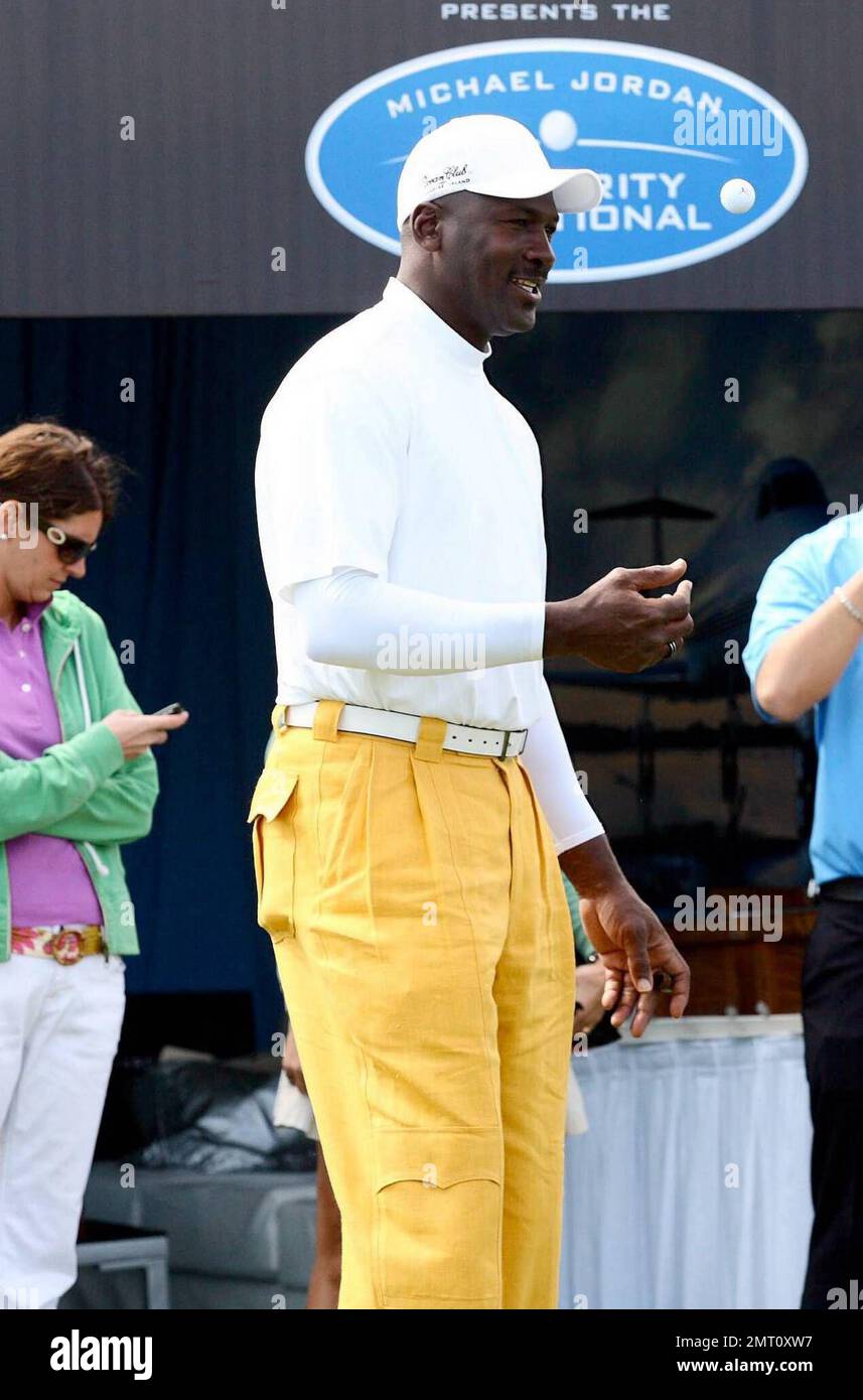 Michael Jordan, légende de la NBA, fume un cigare et se lance autour d'une balle de golf lorsqu'il participe à son tournoi de golf sur invitation Michael Jordan Celebrity qui s'est tenu au luxueux parcours de golf One and Only Ocean Club sur Paradise Island. L'organisation MJCI apporte un incroyable éventail de talents des mondes du sport et du divertissement pour participer au cours et participer à divers événements de charité dans cet événement annuel. En la septième année, l'organisme de bienfaisance a recueilli plus de $4 millions pour plusieurs causes méritantes. Plus de 500 000 $ seront versés à ces organismes de bienfaisance yearÕs, y compris le B Banque D'Images