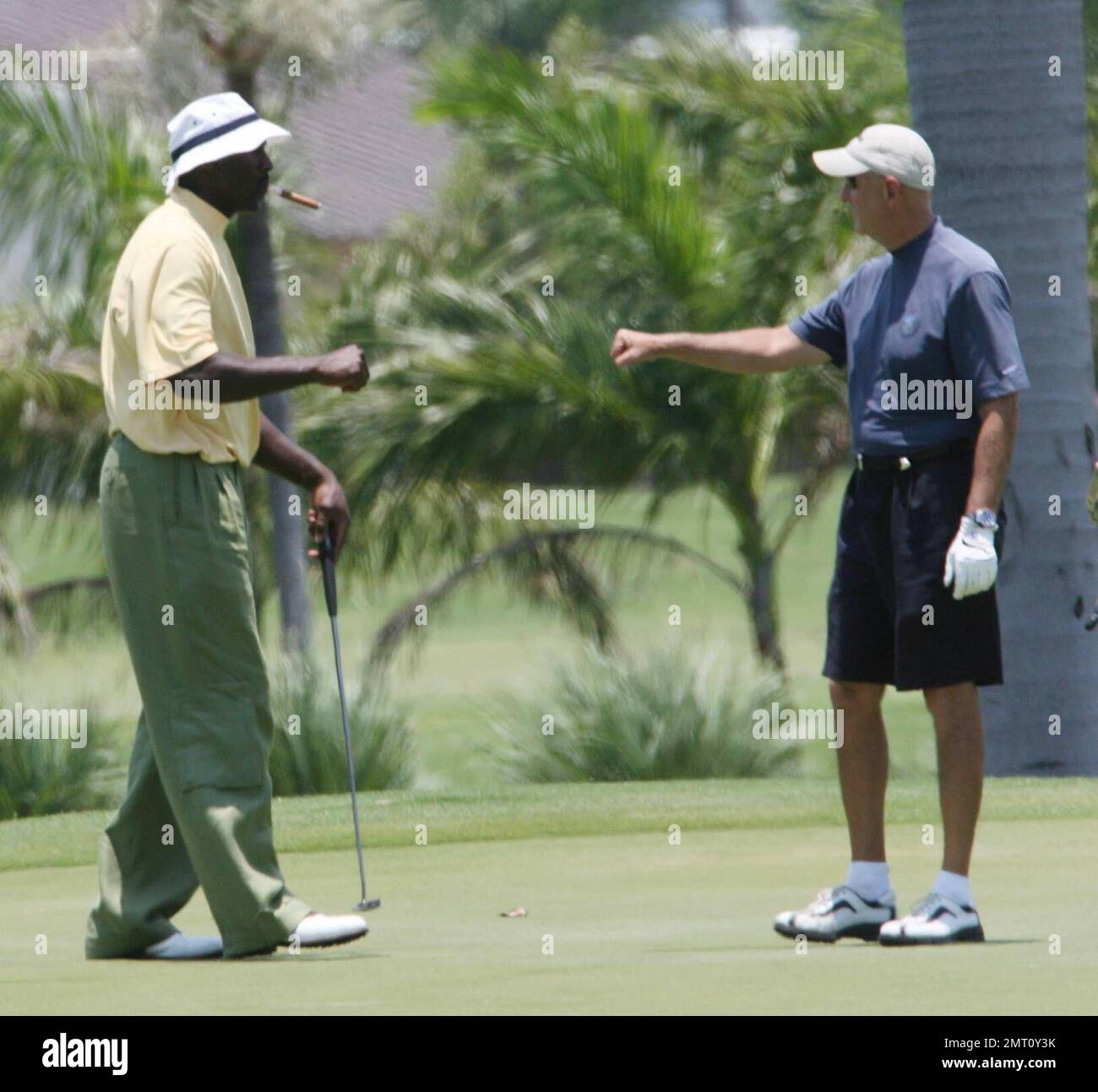 Exclusif !! Michael Jordan, légende de la NBA, prend le temps de jouer au golf avec ses amis. Il a soufflé sur une stomie tout au long et a commencé à trancher mal quand il a craché notre vivaneau. Miami, Floride 6/12/07. Banque D'Images