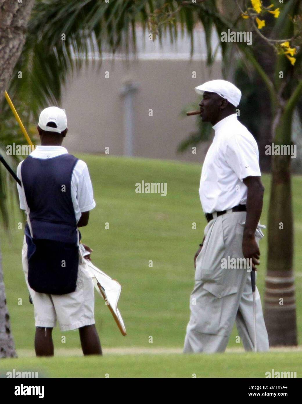 Exclusif !! Michael Jordan rencontre son fils Jeffrey pour une partie de golf et un cigare à Miami Beach, en Floride. 4/10/09. . . Banque D'Images